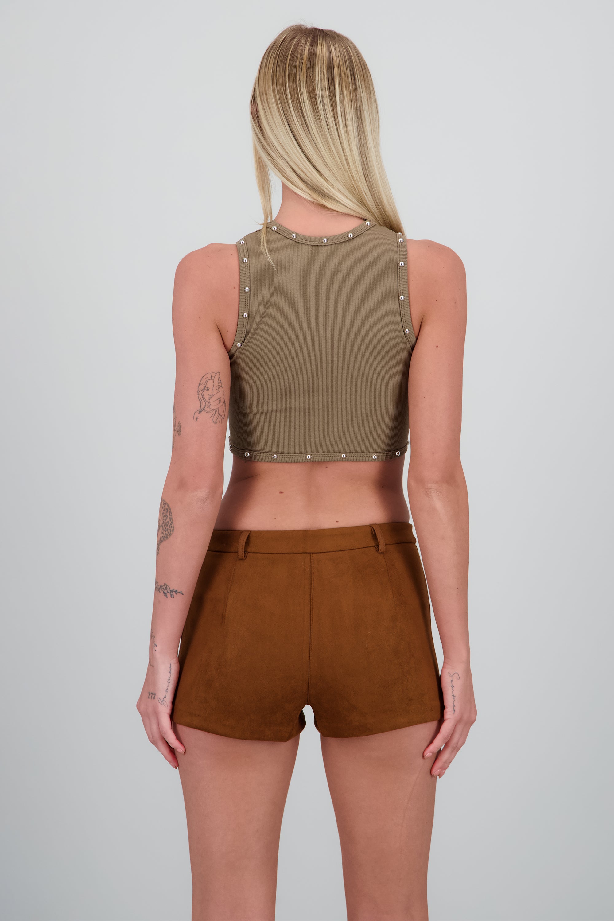 Crop top sin mangas detalle estoperoles CAFE