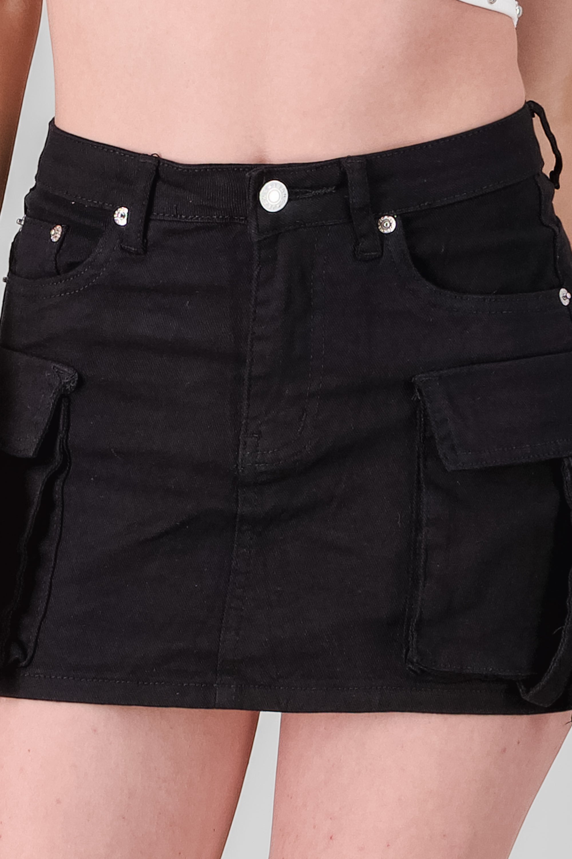 Falda short denim bolsas cargo NEGRO