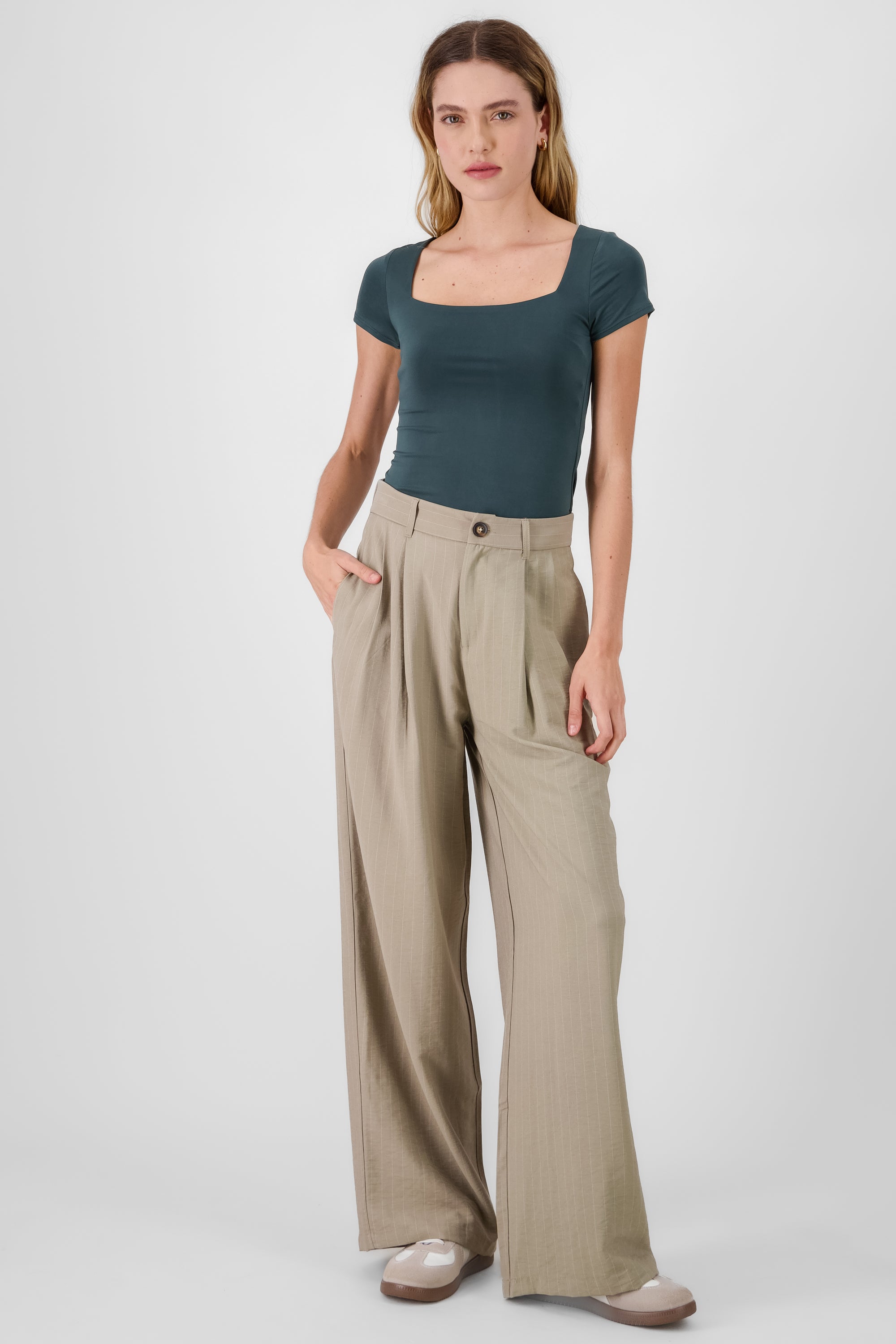 Pantalon fit wide leg de rayas sastre HUESO COMBO