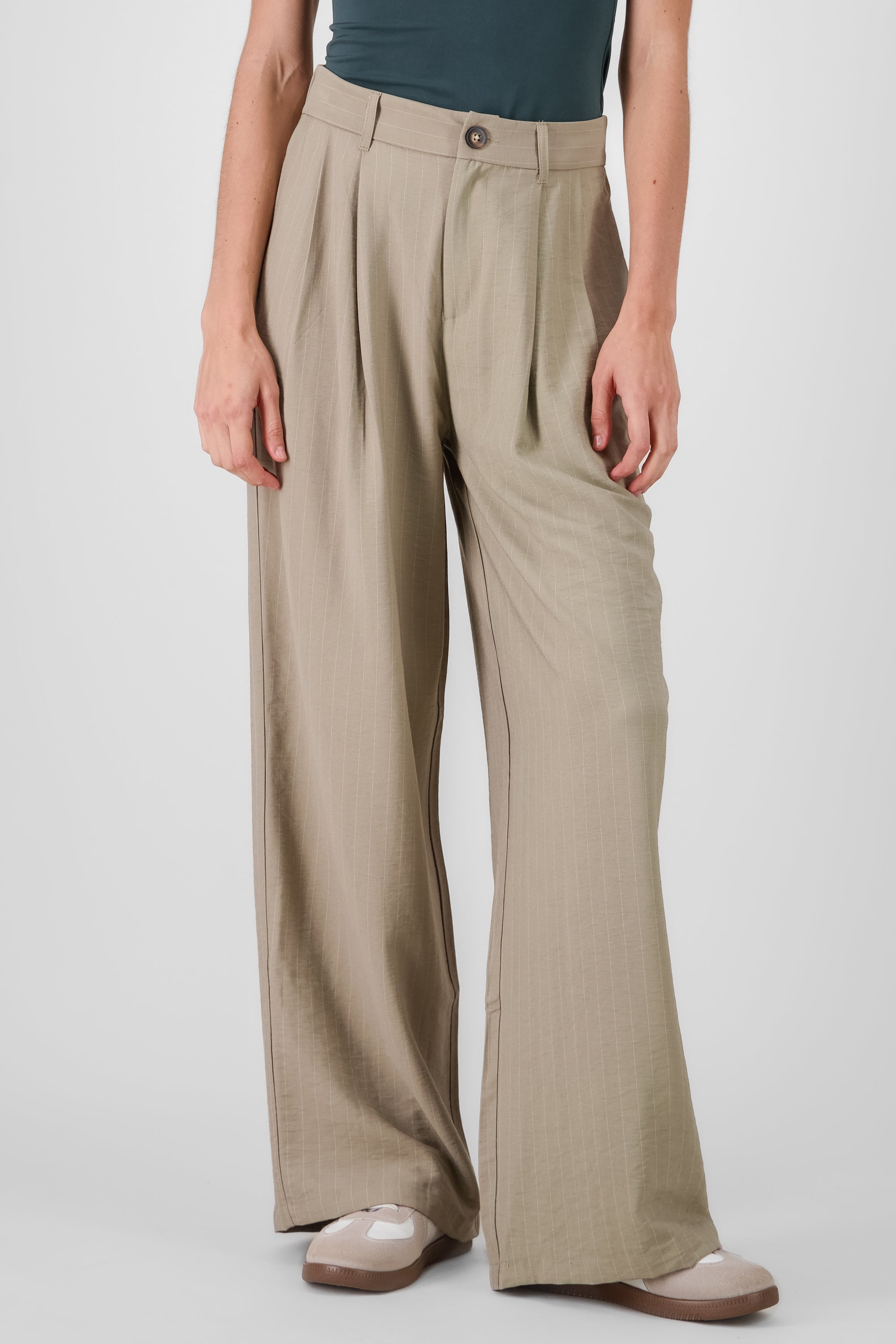 Pantalon fit wide leg de rayas sastre HUESO COMBO