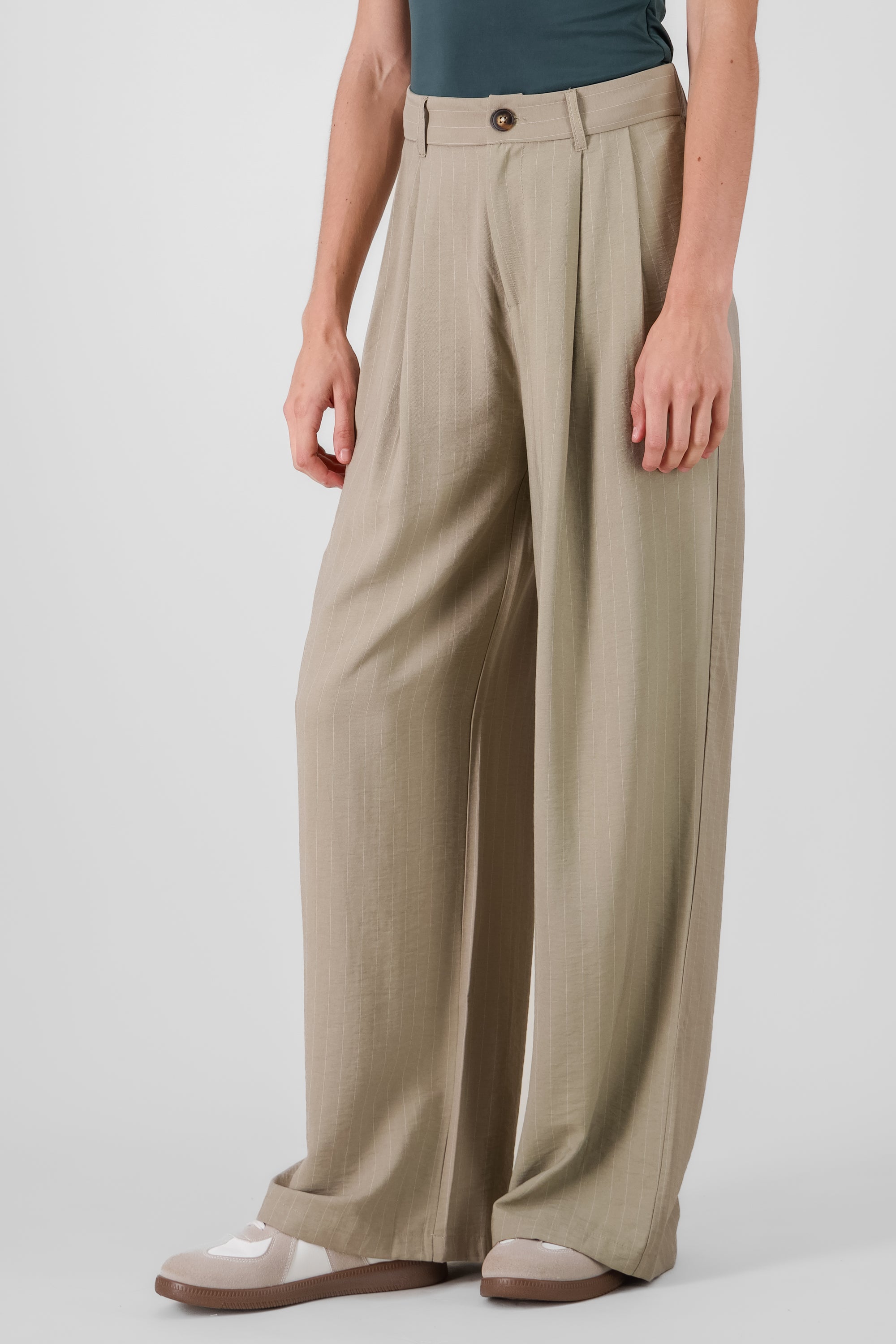 Pantalon fit wide leg de rayas sastre HUESO COMBO