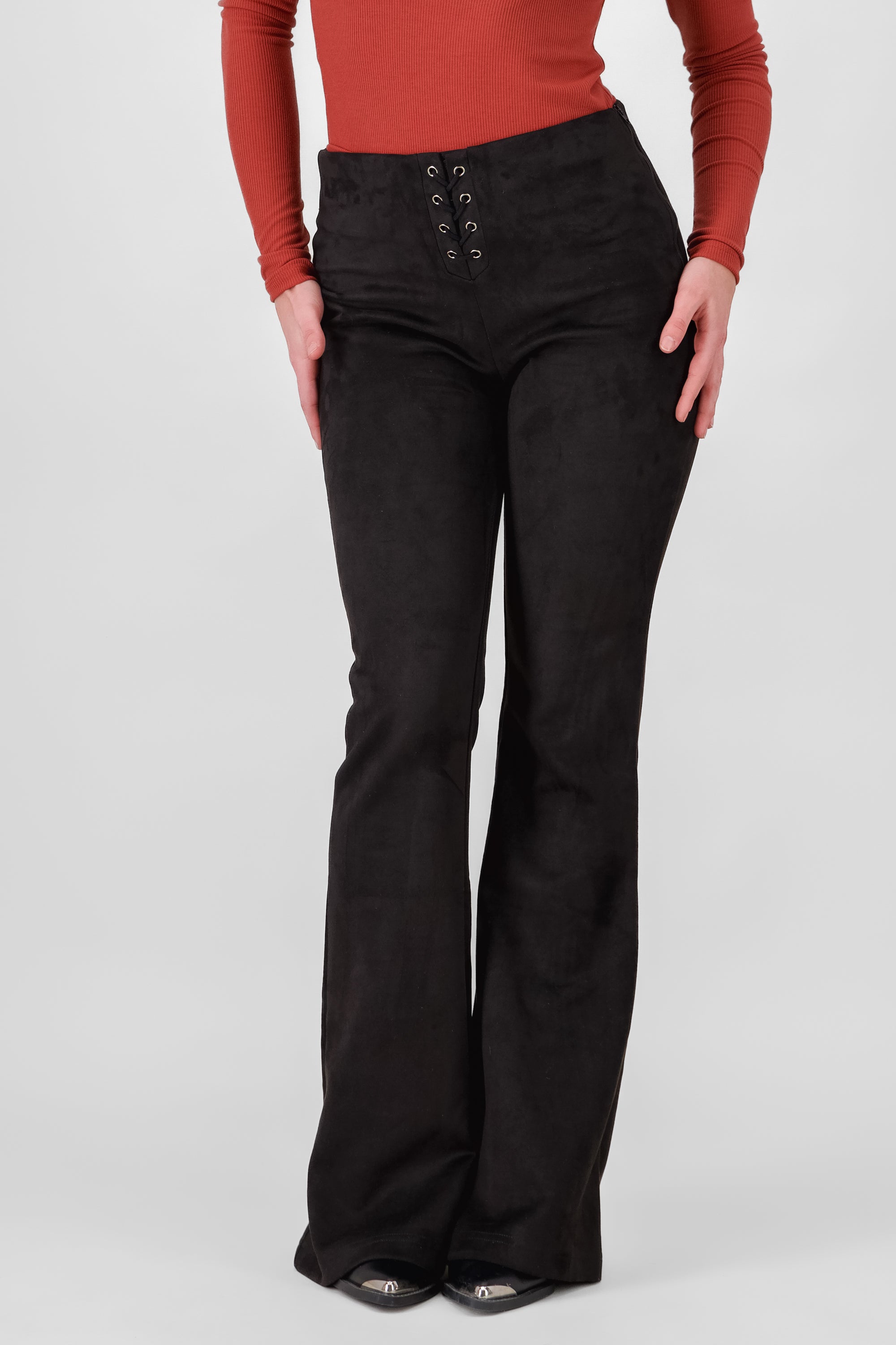 Pantalon flare con lace up de suede NEGRO