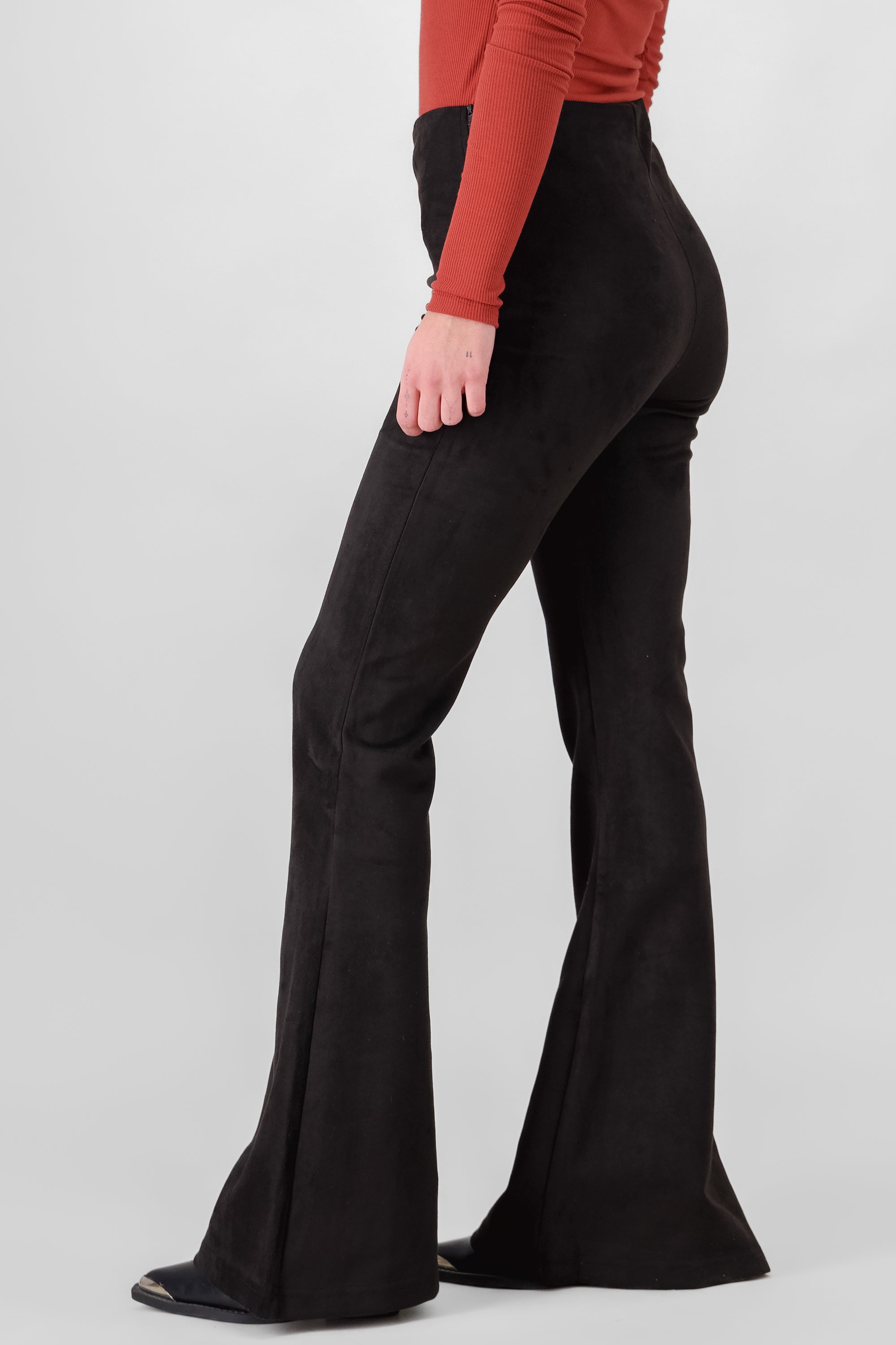 Pantalon flare con lace up de suede NEGRO