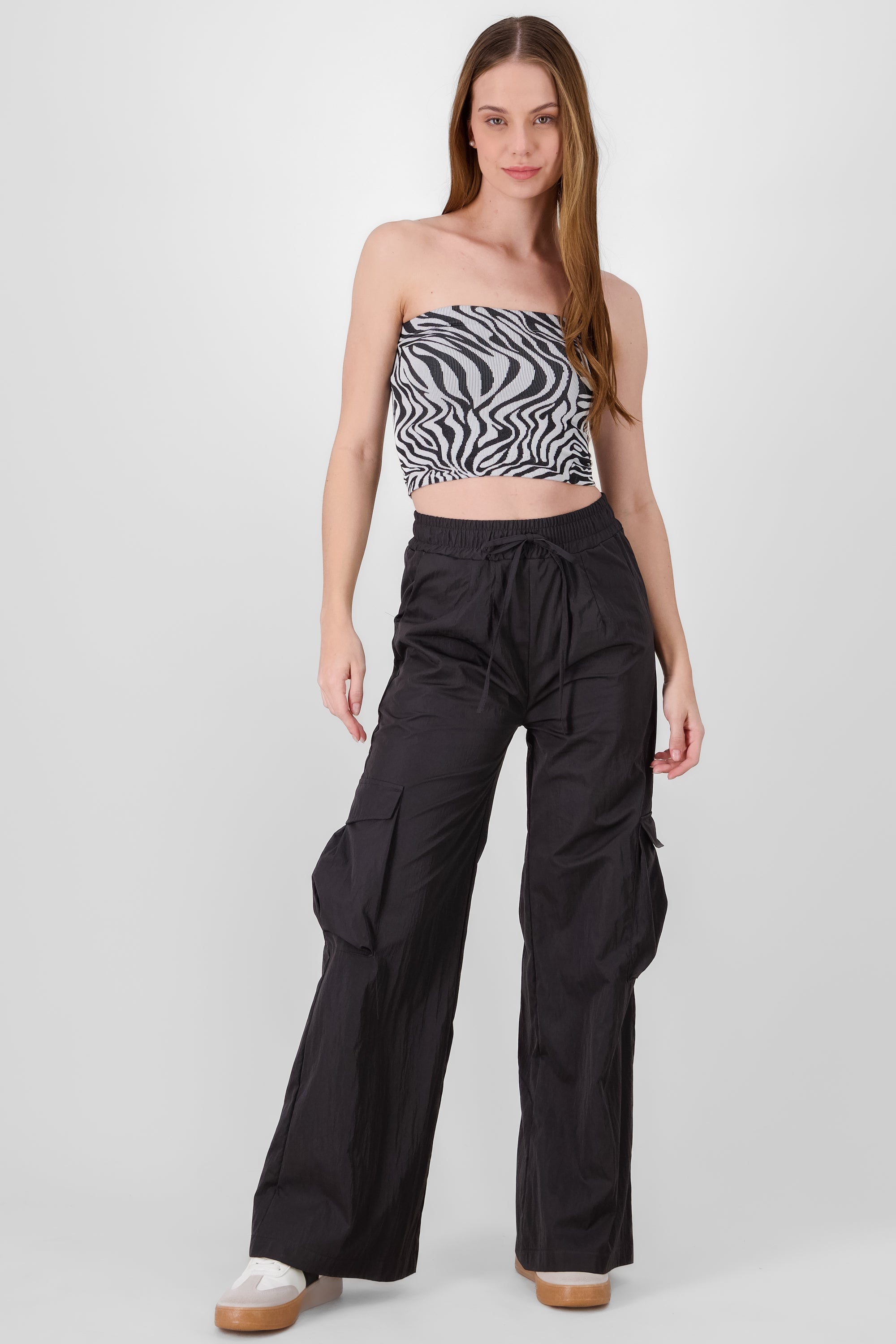 Pantalon detalle bolsas cargo NEGRO