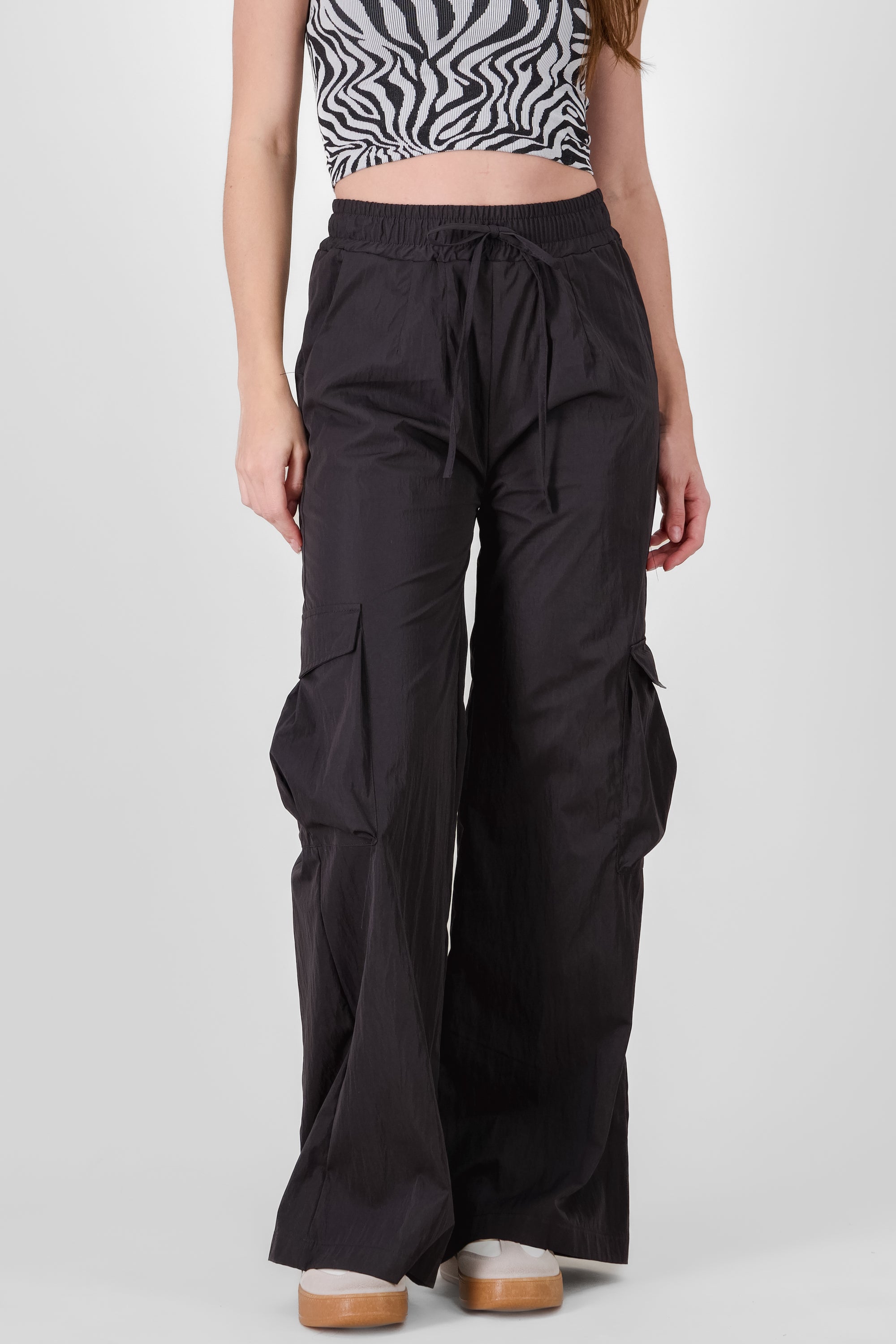 Pantalon detalle bolsas cargo NEGRO