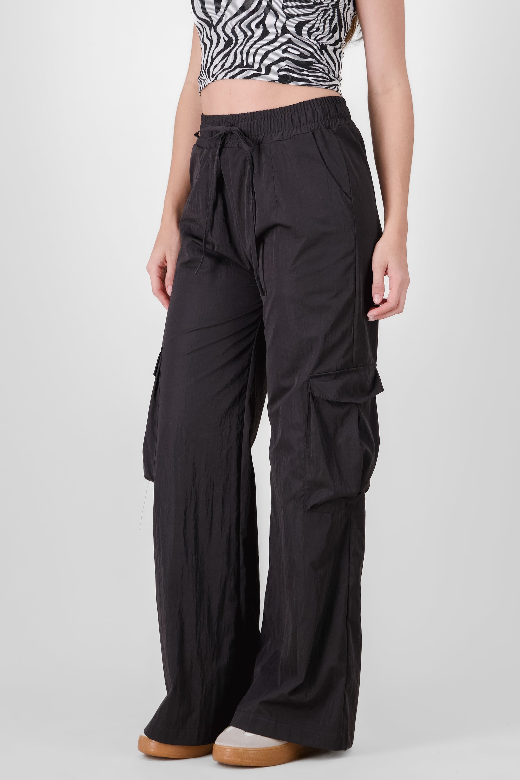 Pantalon detalle bolsas cargo NEGRO