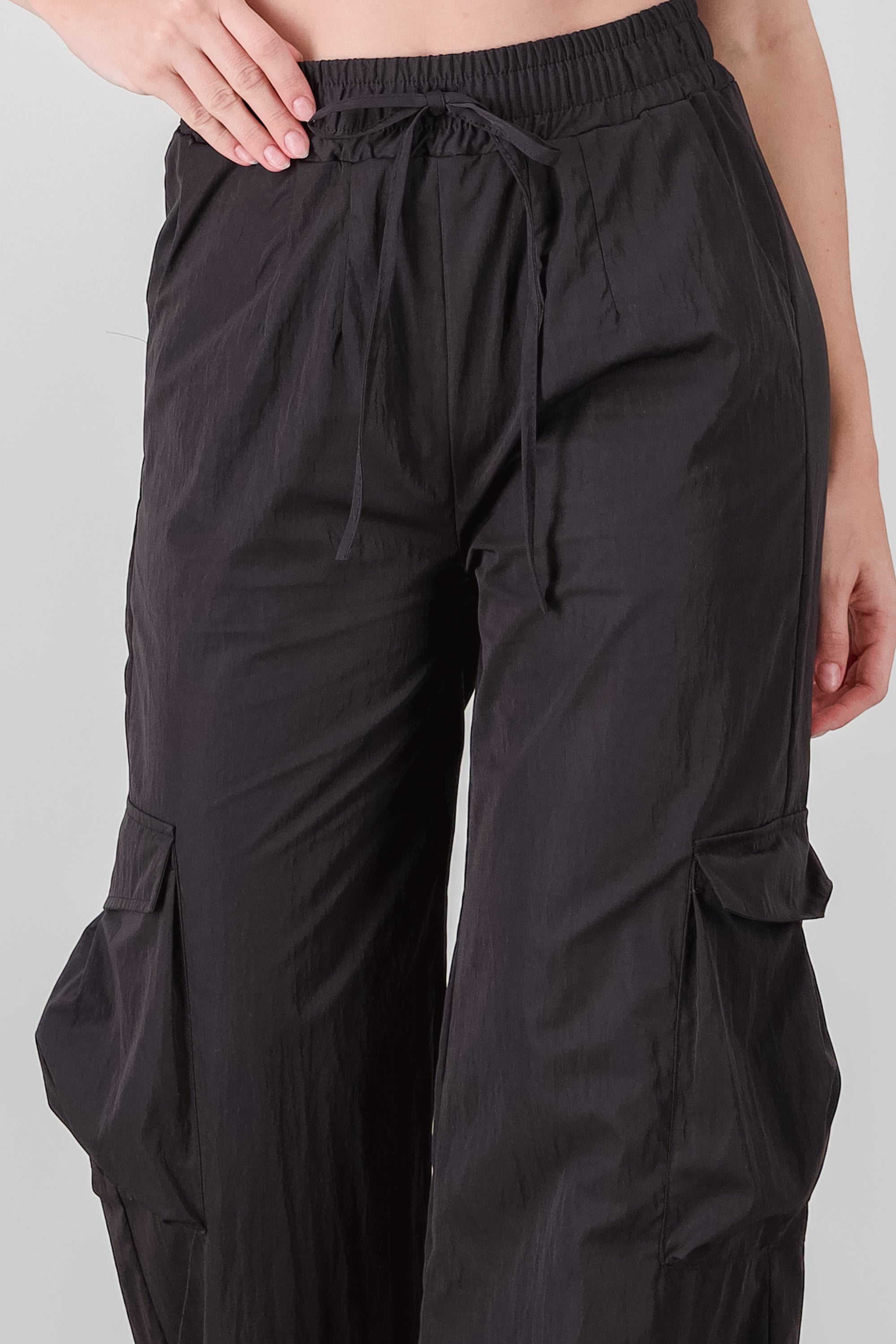 Pantalon detalle bolsas cargo NEGRO