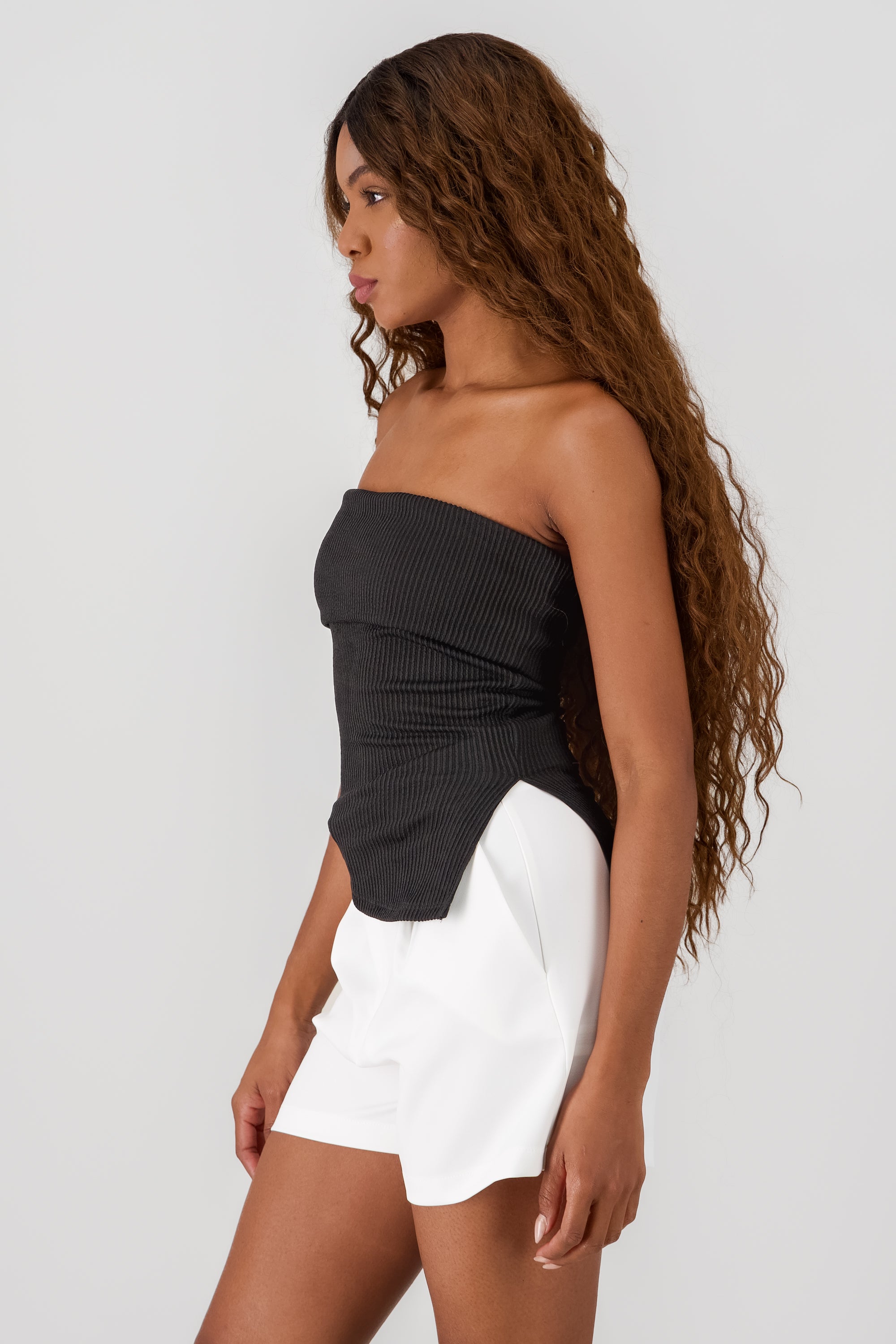 Top rib asimetrico off shoulder NEGRO