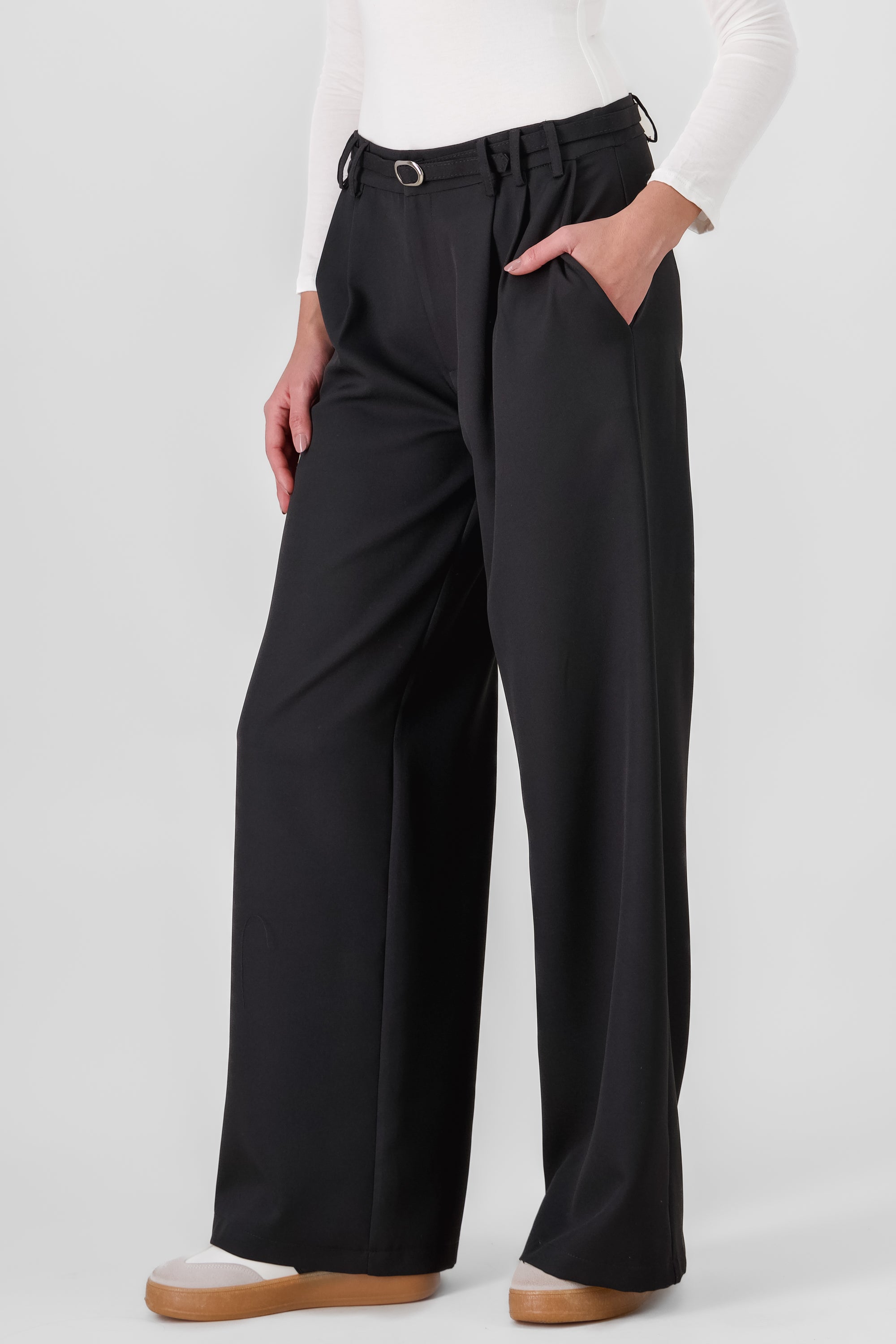 Pantalon amplio detalle cinturon NEGRO