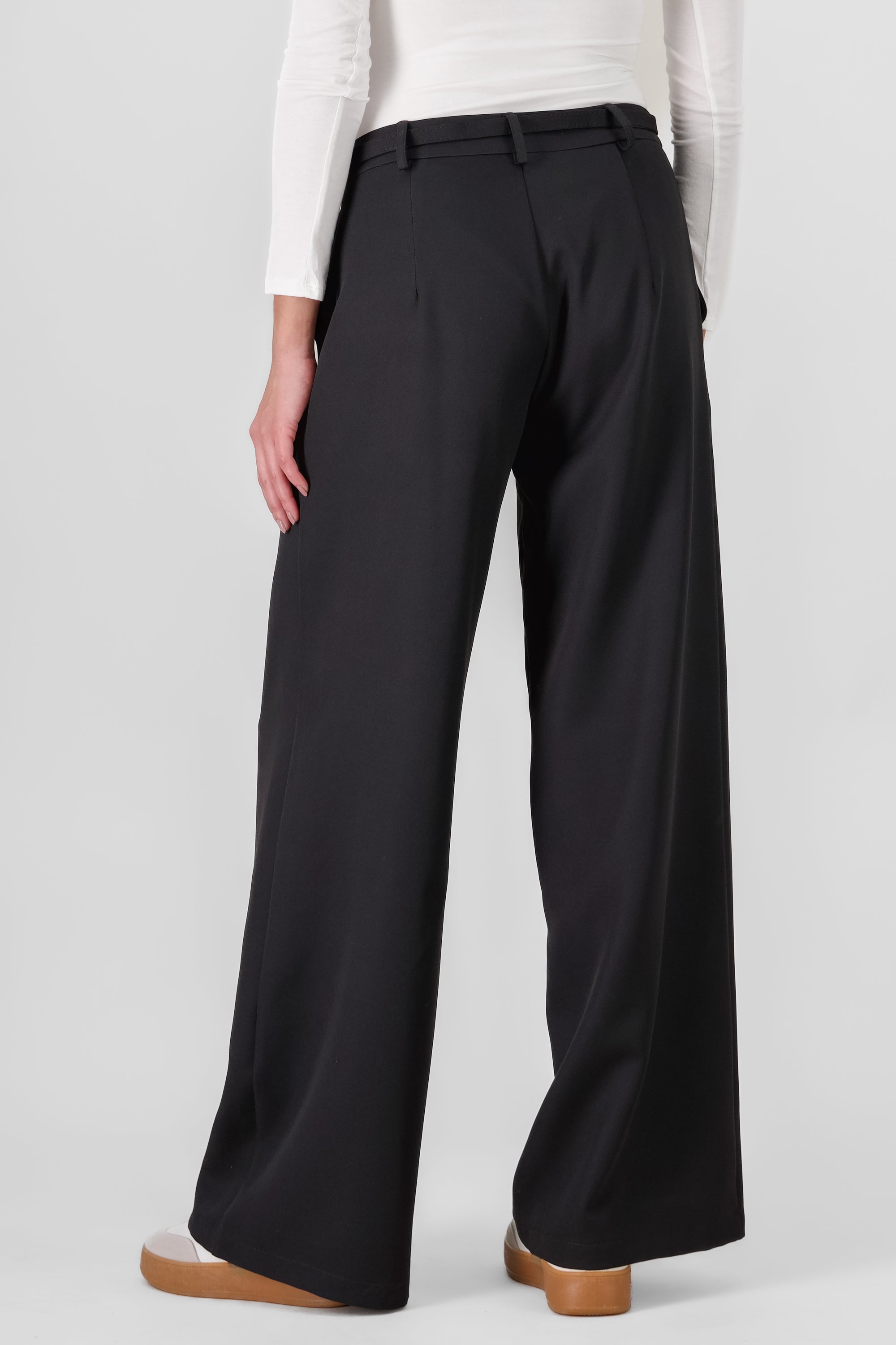 Pantalon amplio detalle cinturon NEGRO