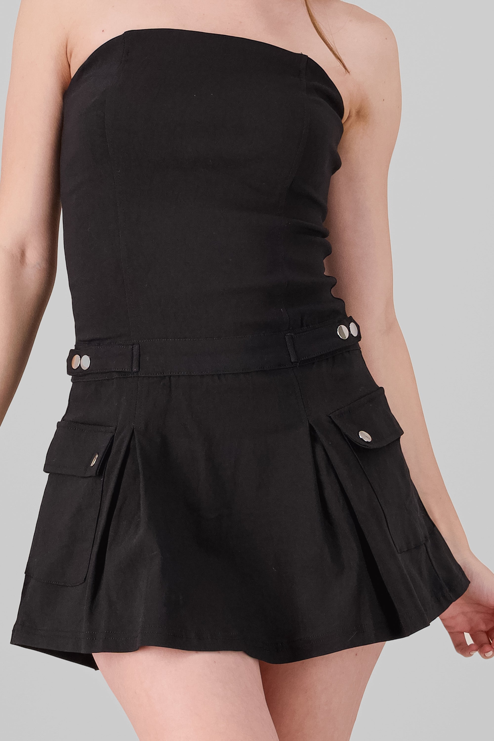 Vestido strapless con bolsas cargo NEGRO