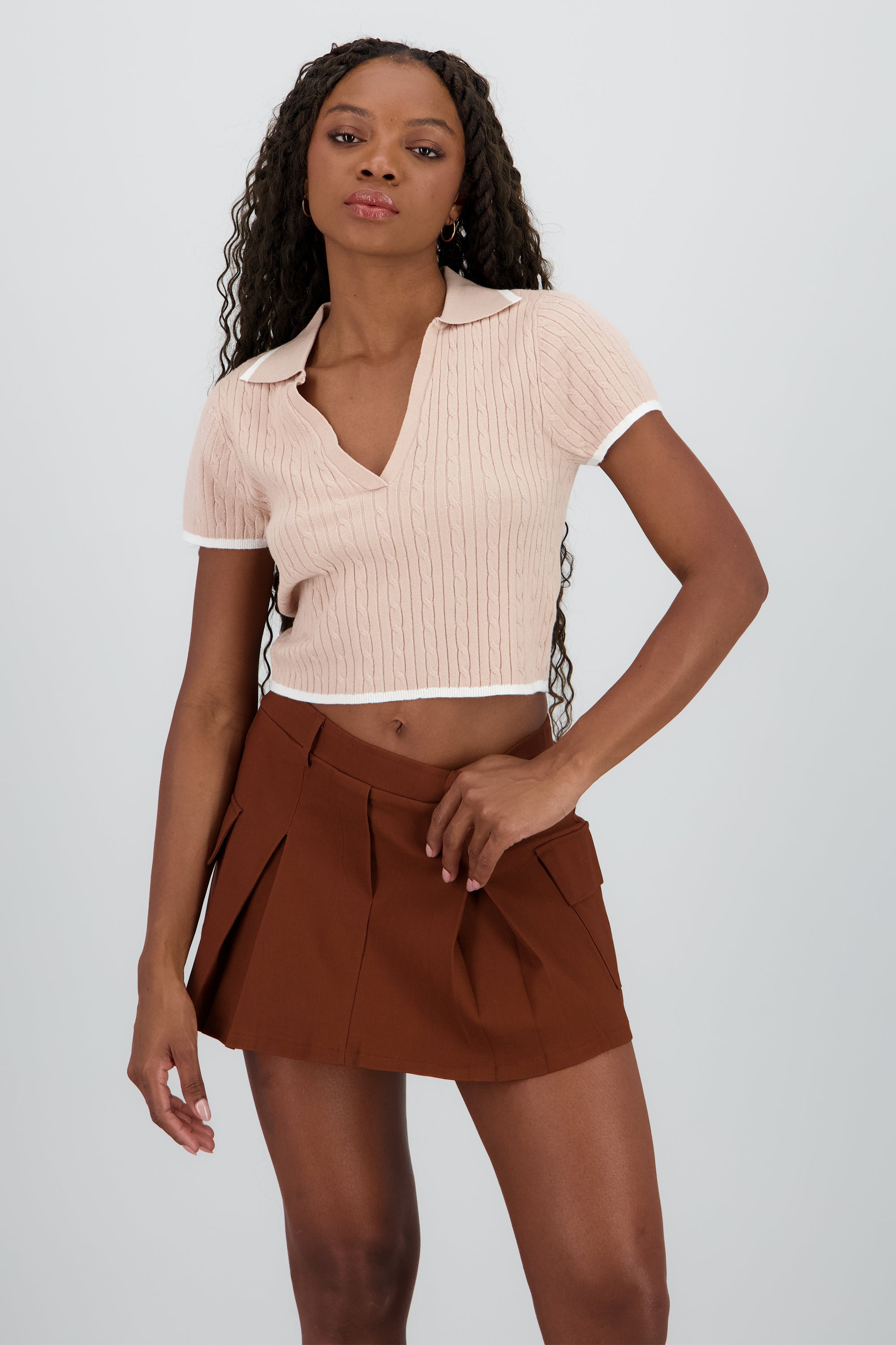 Top tejido de manga corta con contraste KHAKI