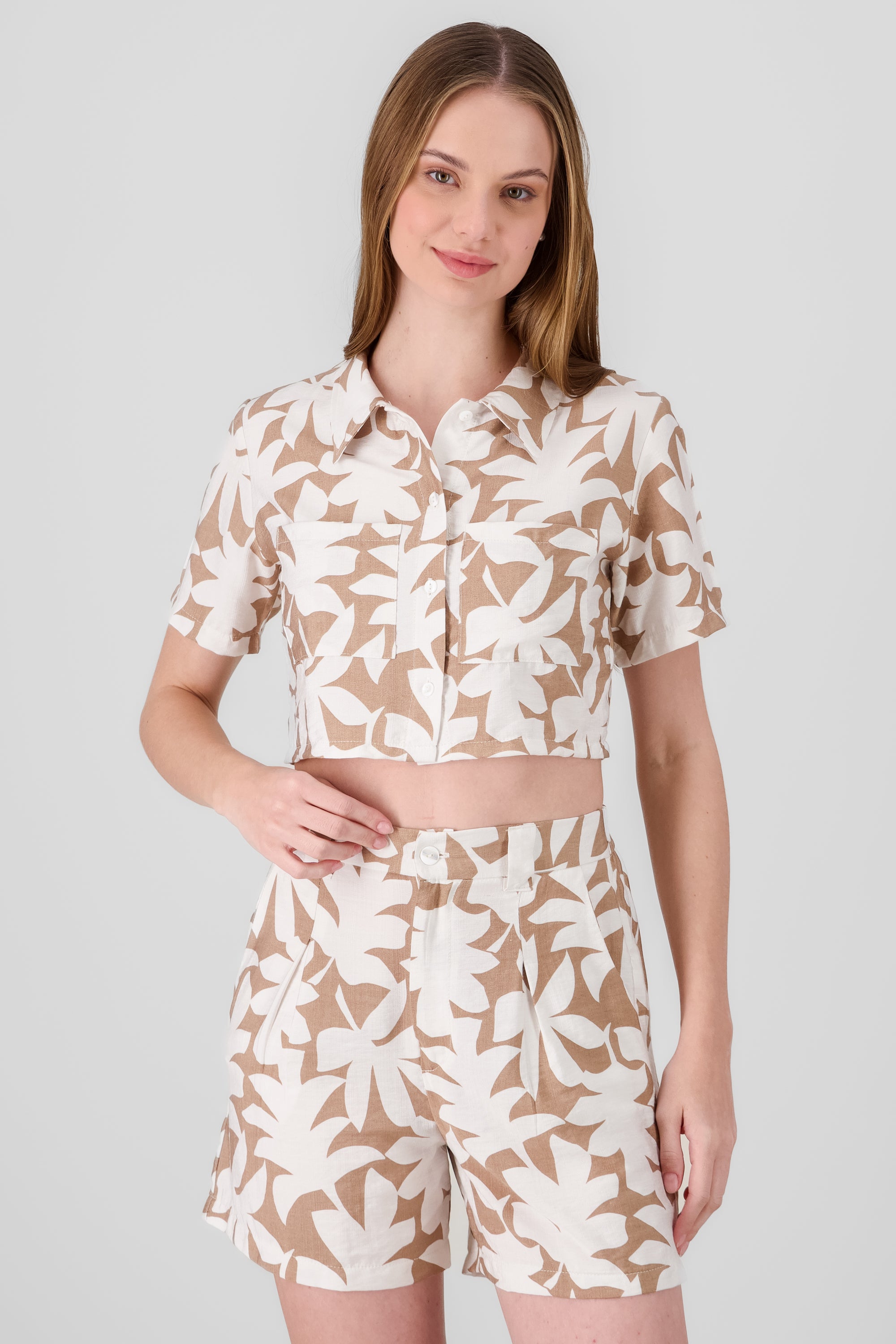 Camisa crop estampado tropical KHAKI COMBO