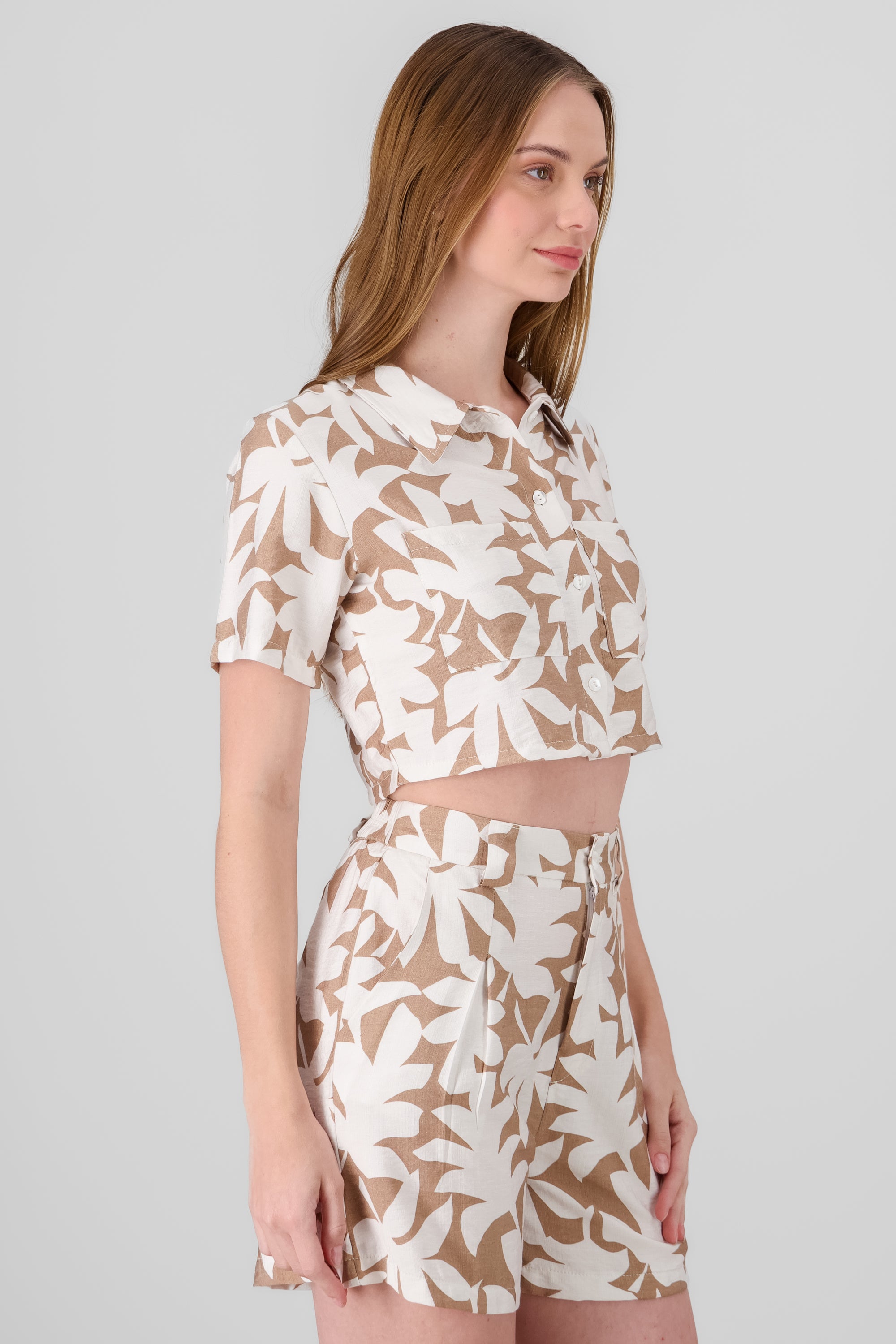 Camisa crop estampado tropical KHAKI COMBO