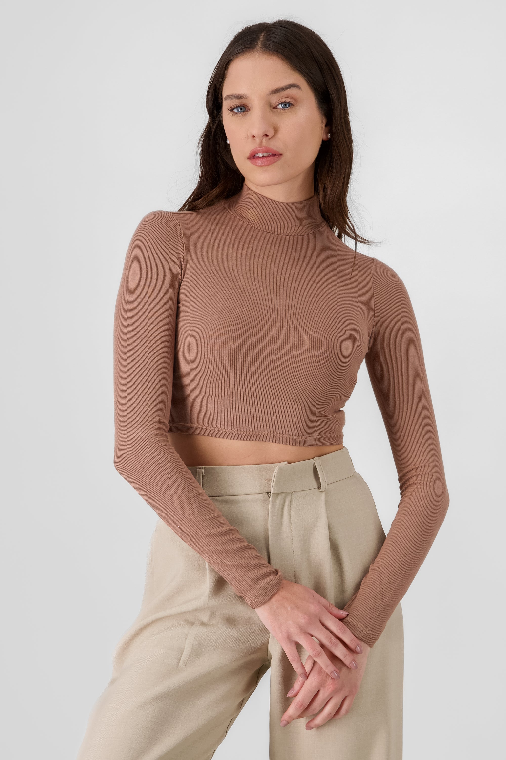 Top de cuello alto con textura liso KHAKI