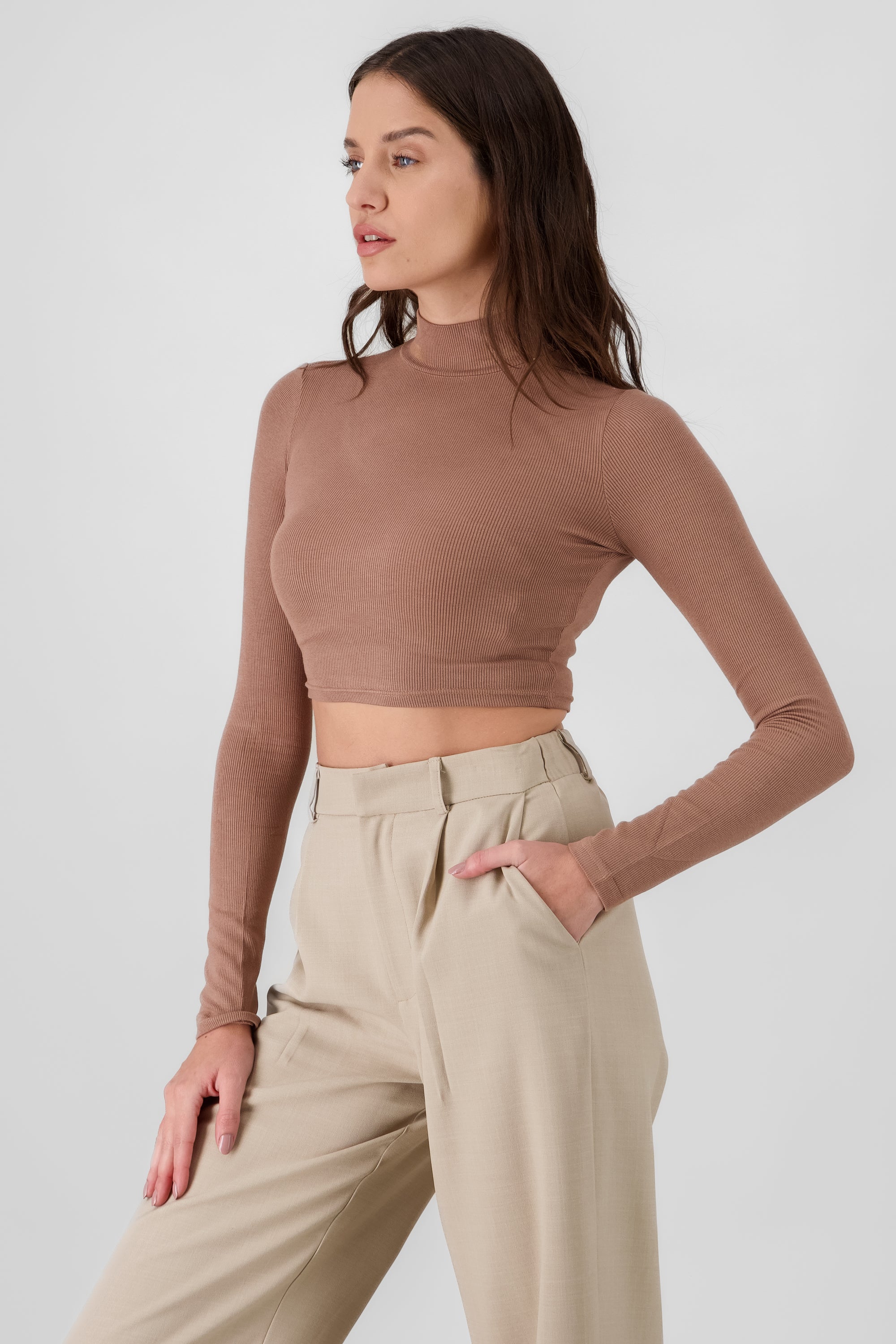 Top de cuello alto con textura liso KHAKI