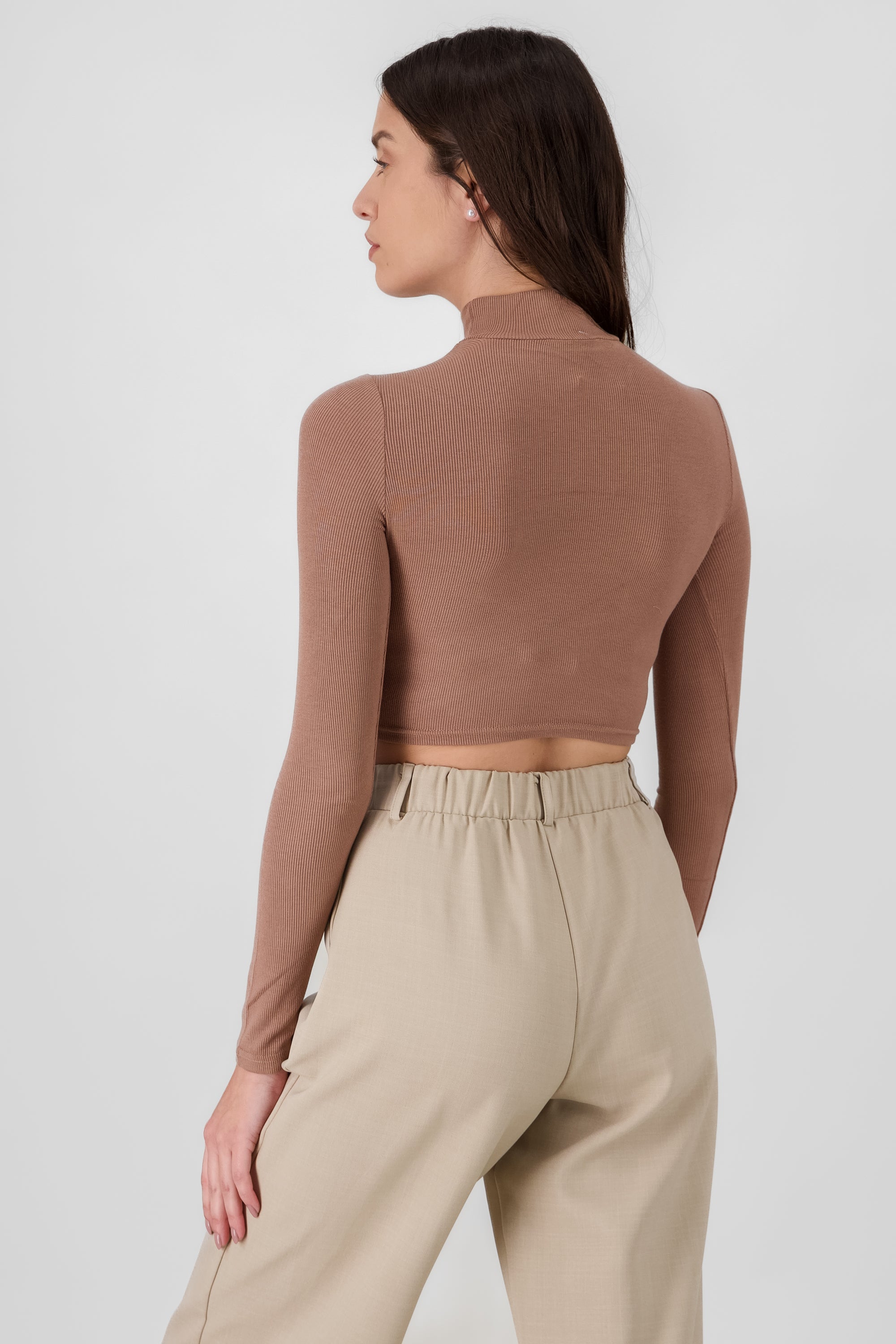 Top de cuello alto con textura liso KHAKI