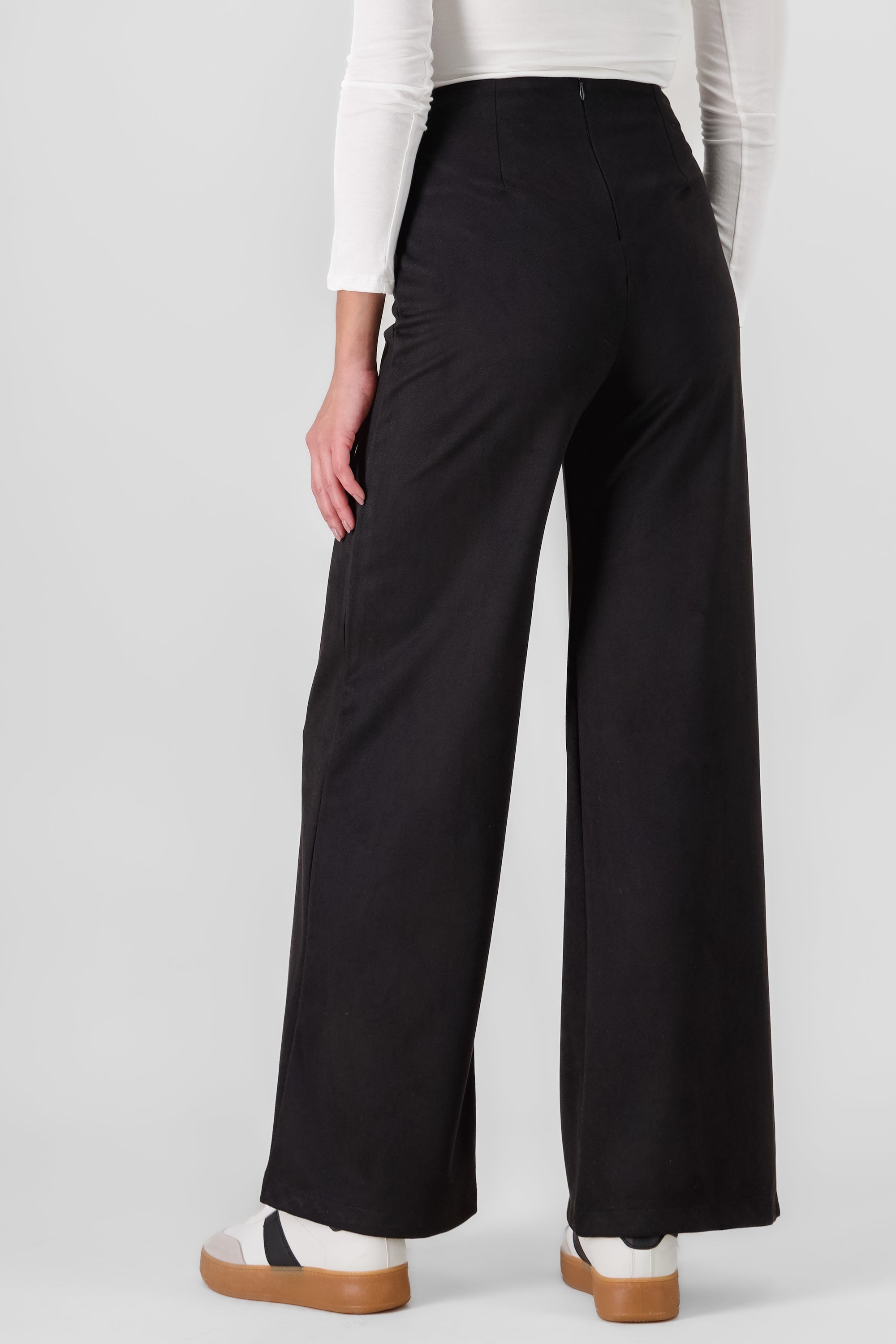 Pantalon detalle costura NEGRO