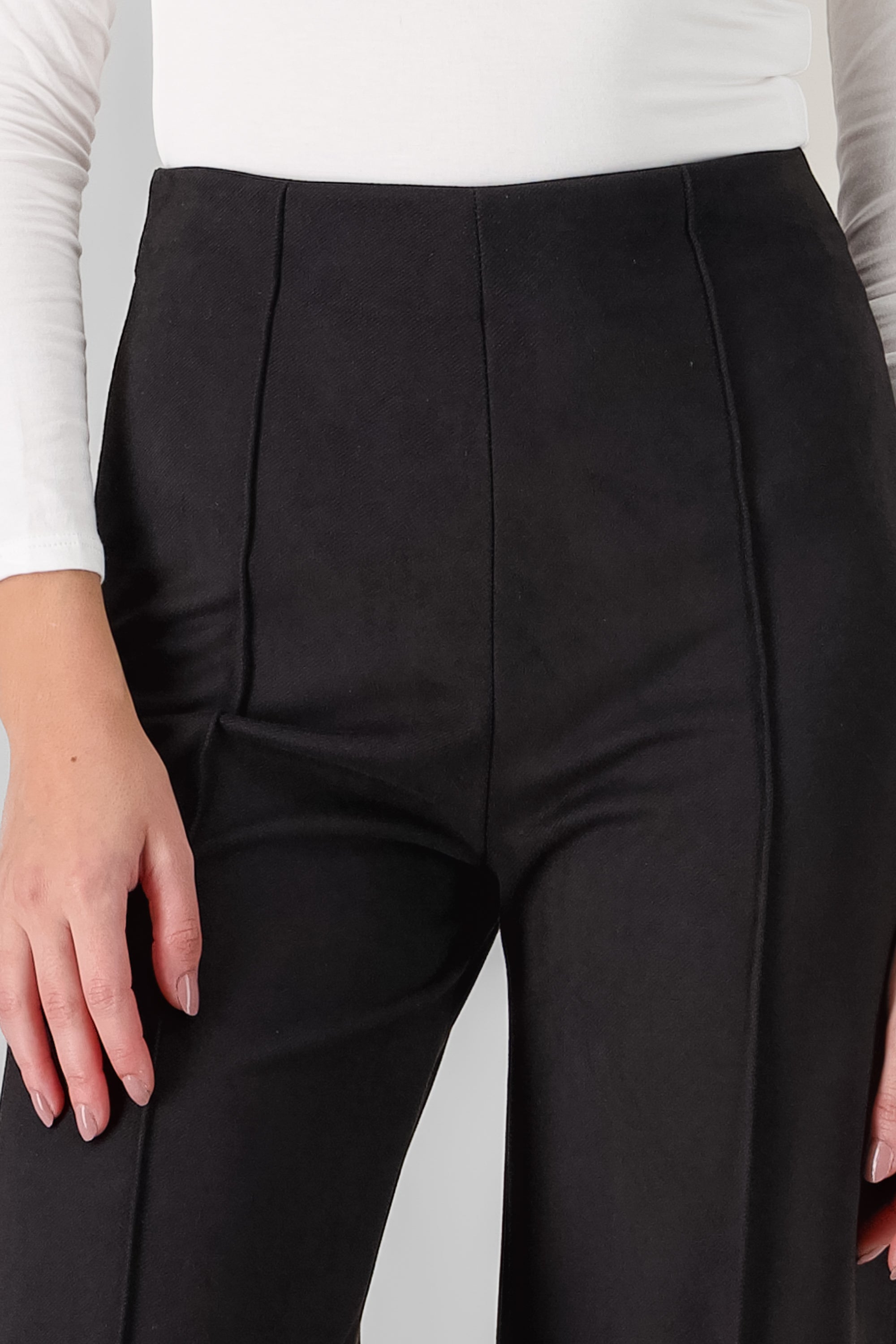 Pantalon detalle costura NEGRO