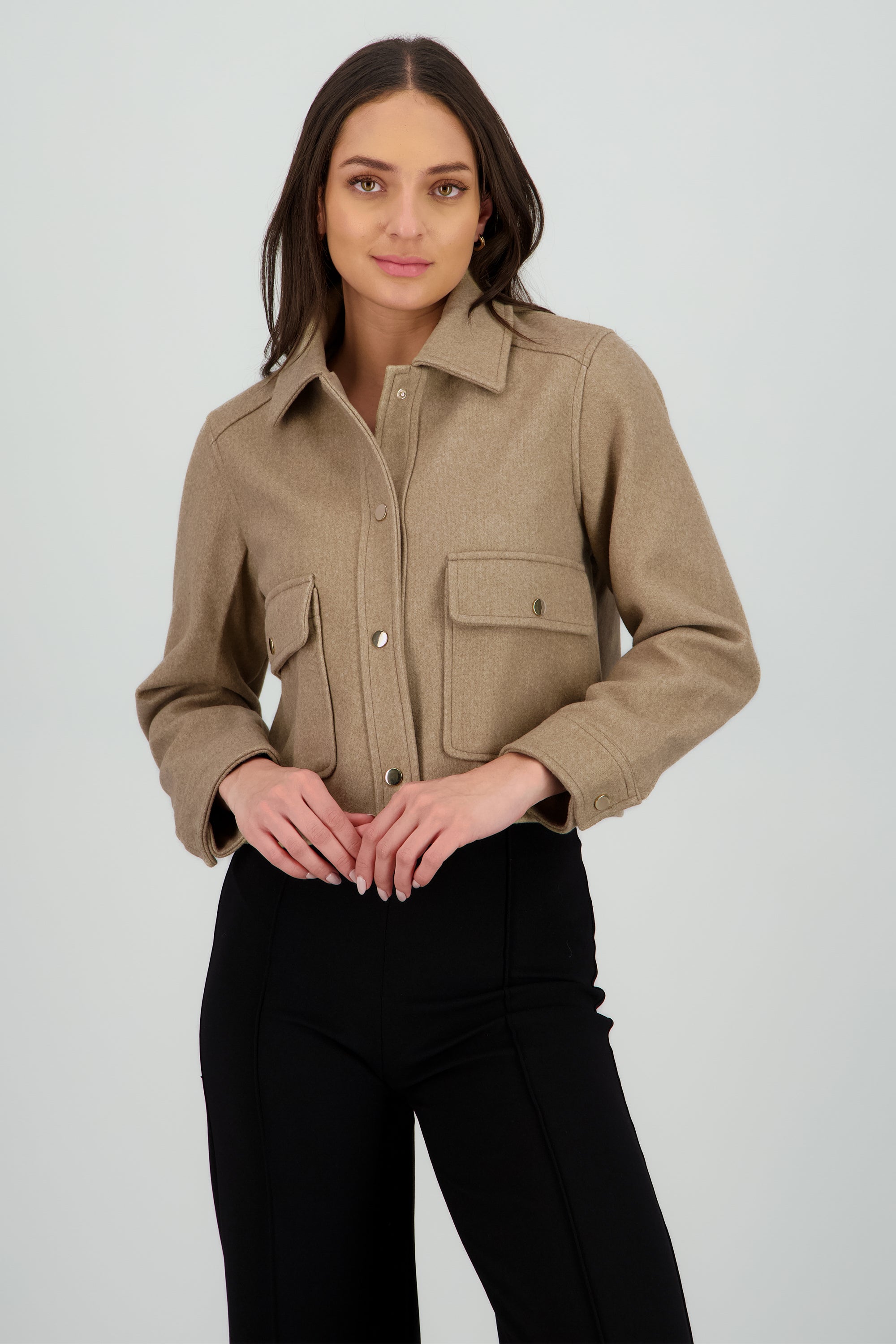 Chamarra bolsas tipo cargo BEIGE