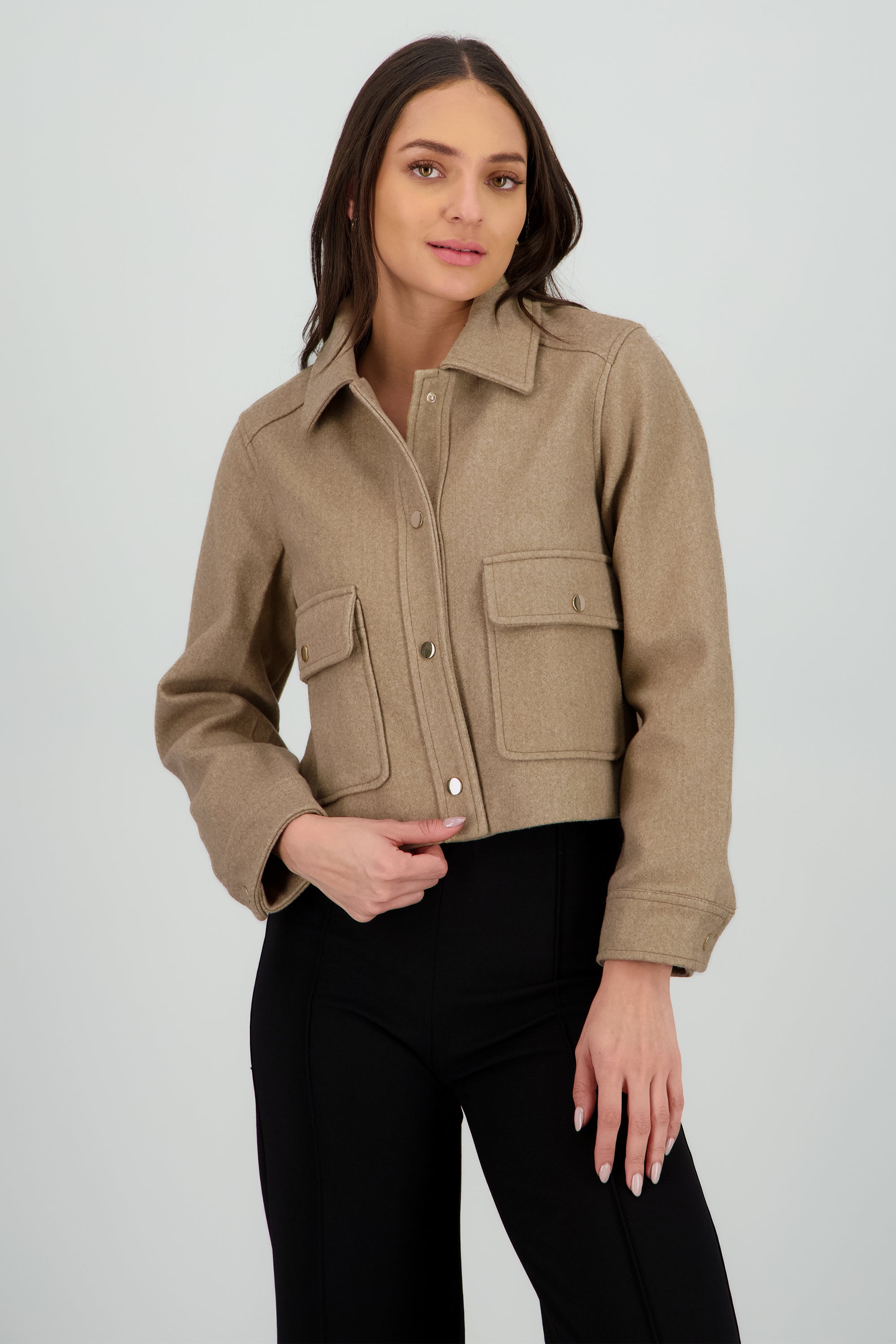 Chamarra bolsas tipo cargo BEIGE