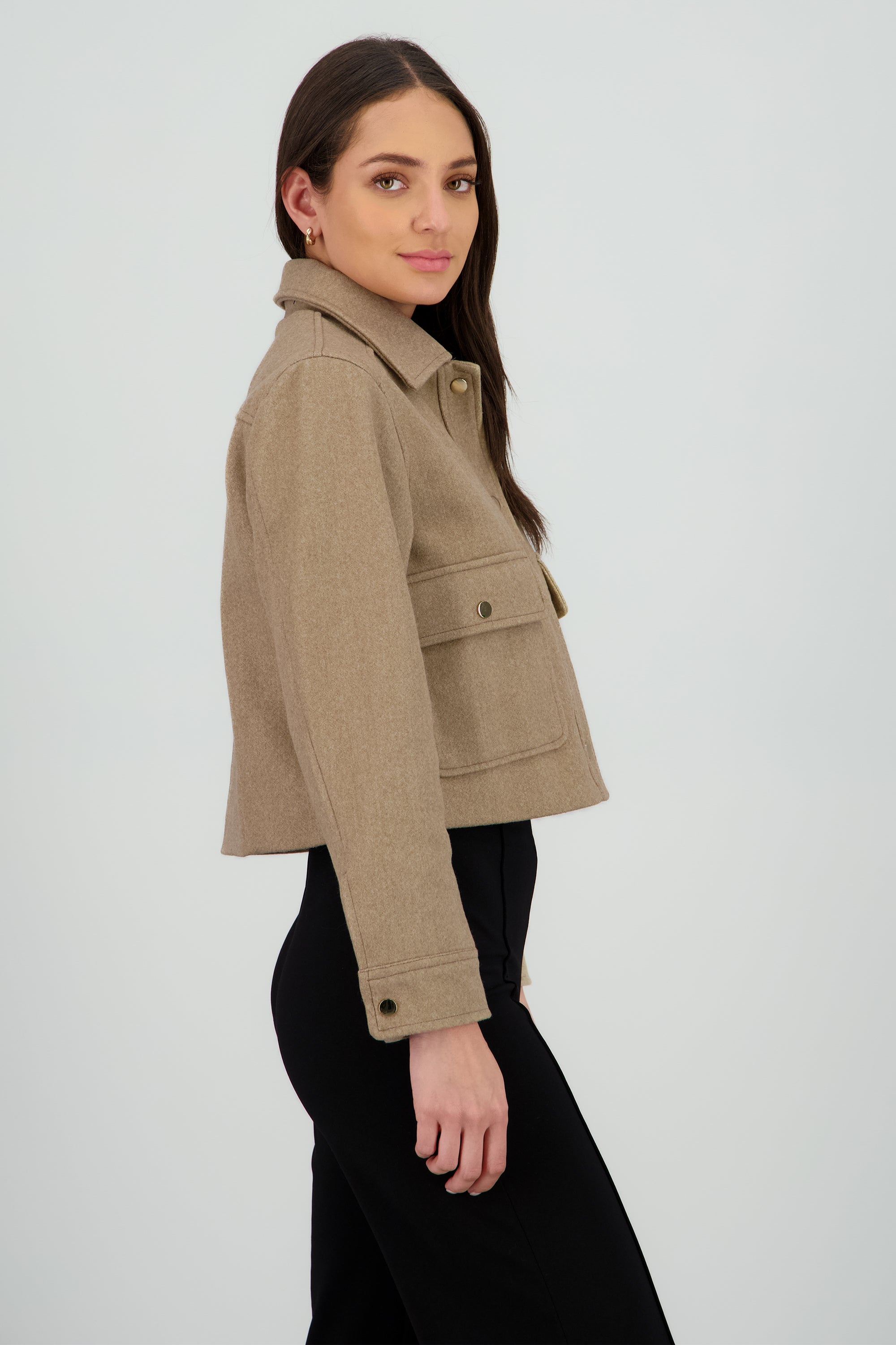 Chamarra bolsas tipo cargo BEIGE