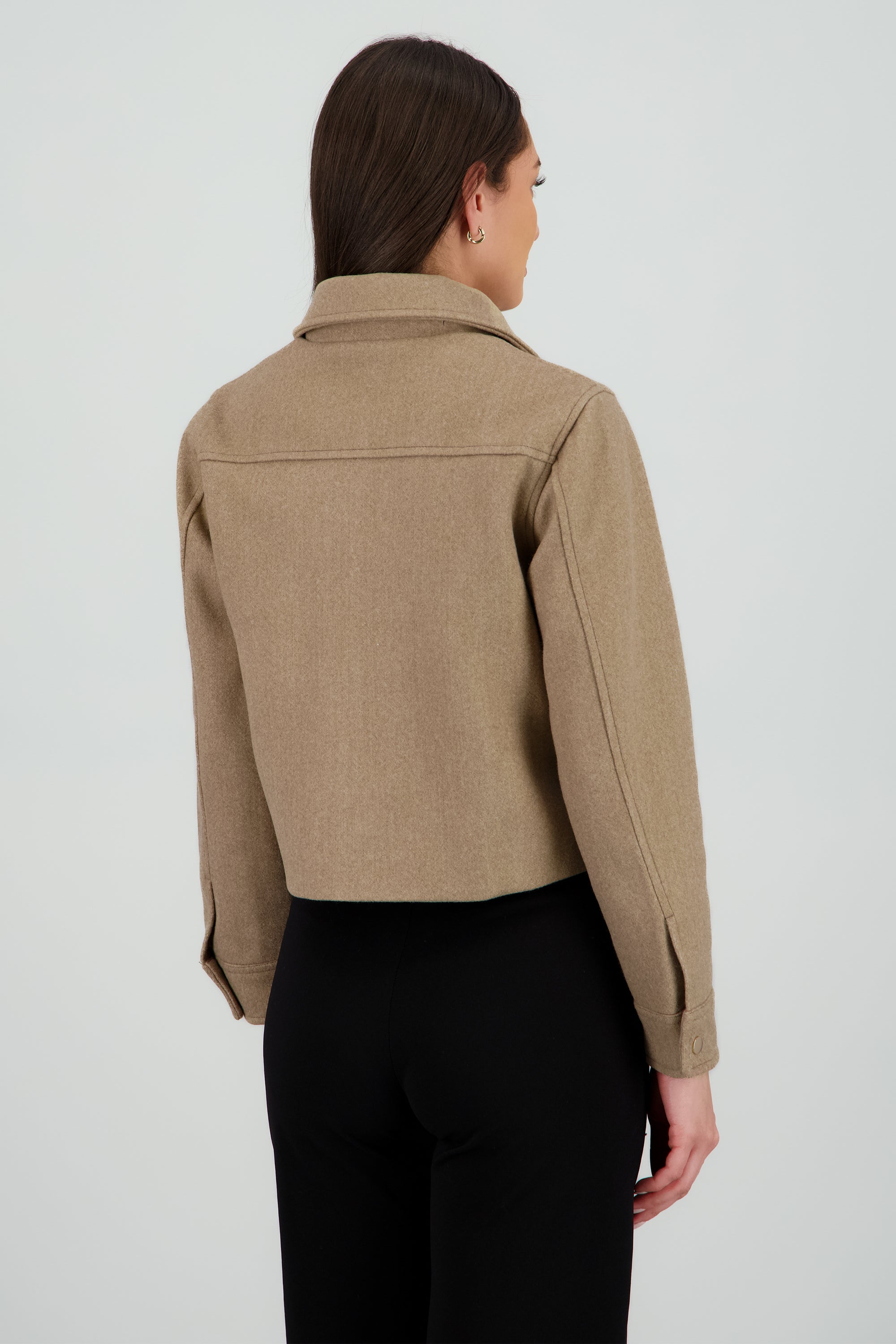 Chamarra bolsas tipo cargo BEIGE