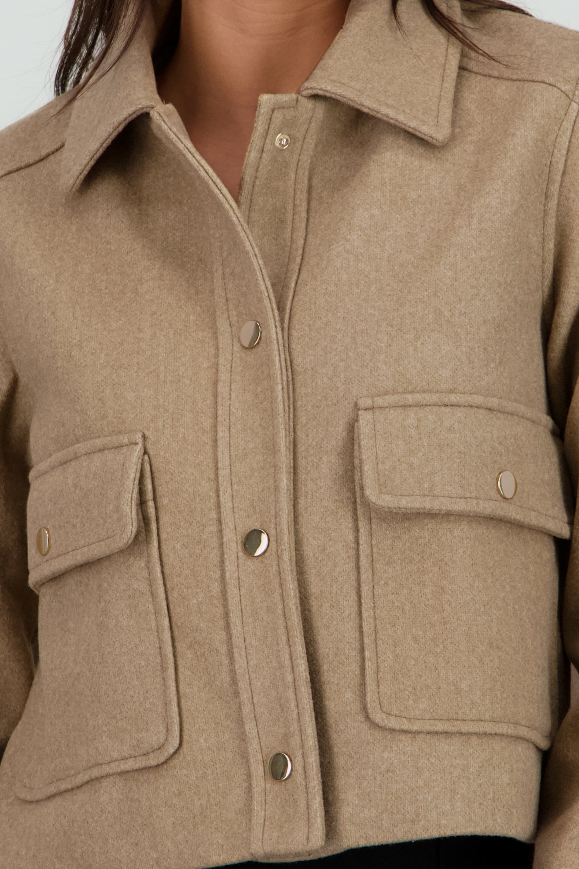 Chamarra bolsas tipo cargo BEIGE