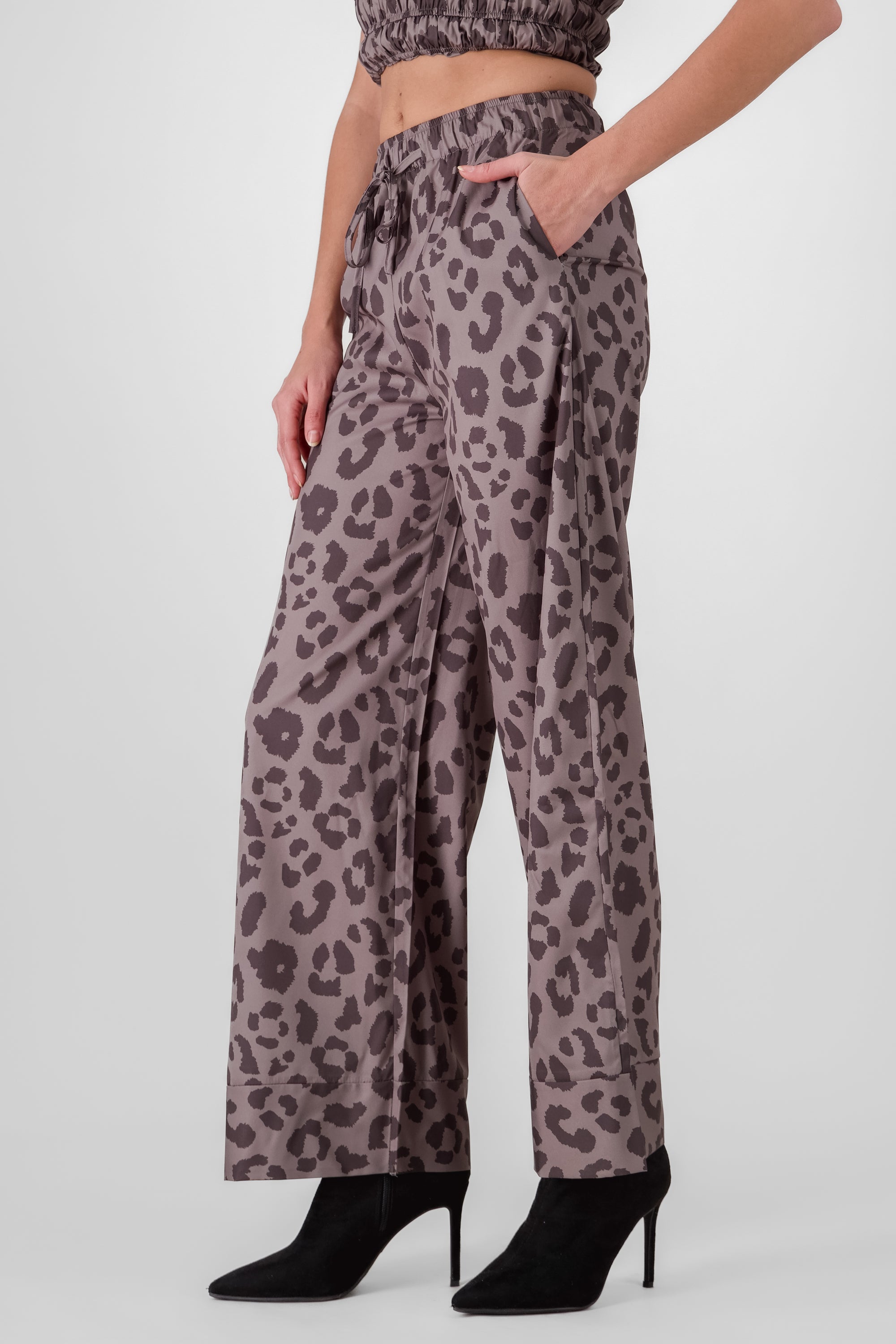 Pantalones amplios animal print GRIS COMBO