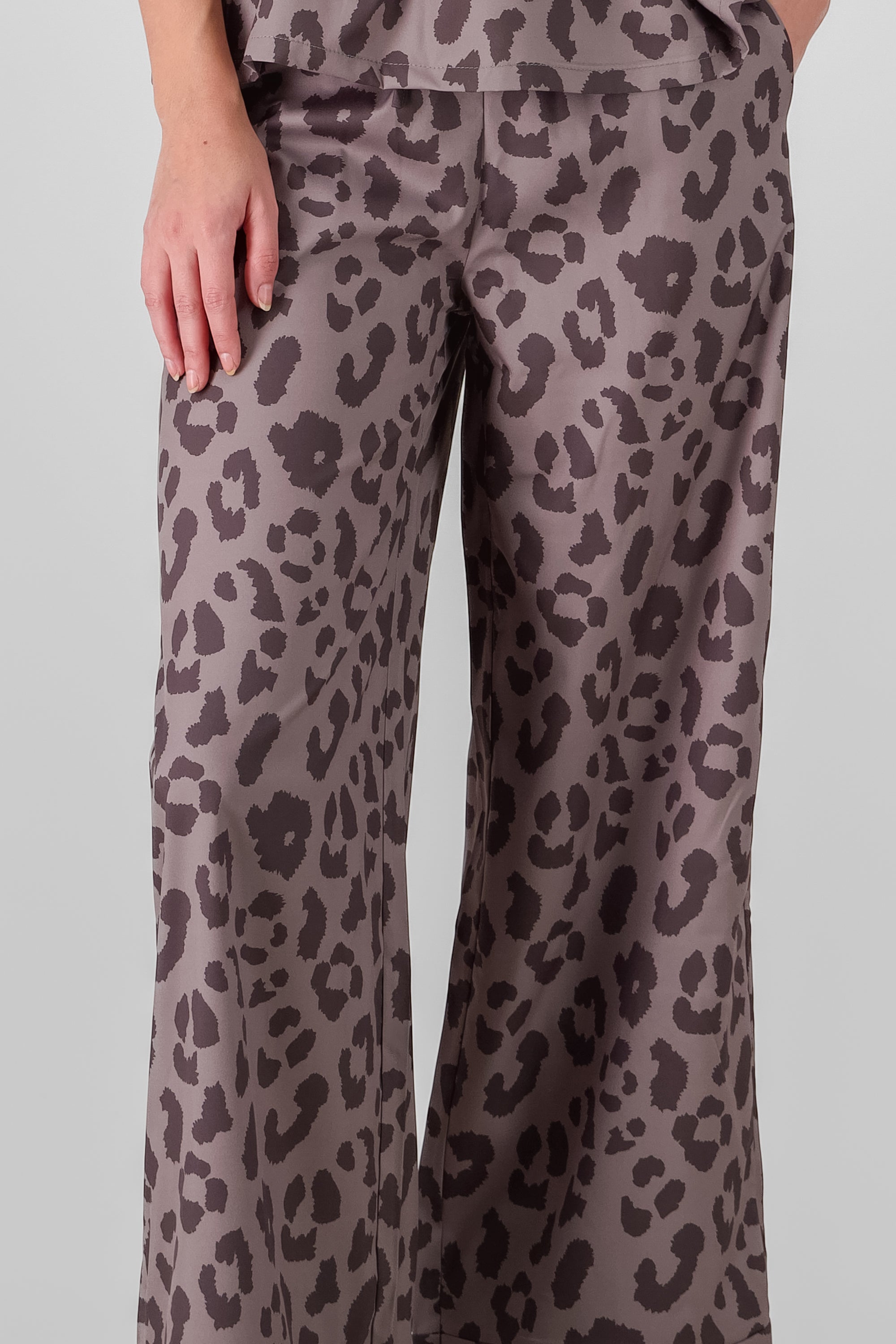 Pantalones amplios animal print GRIS COMBO