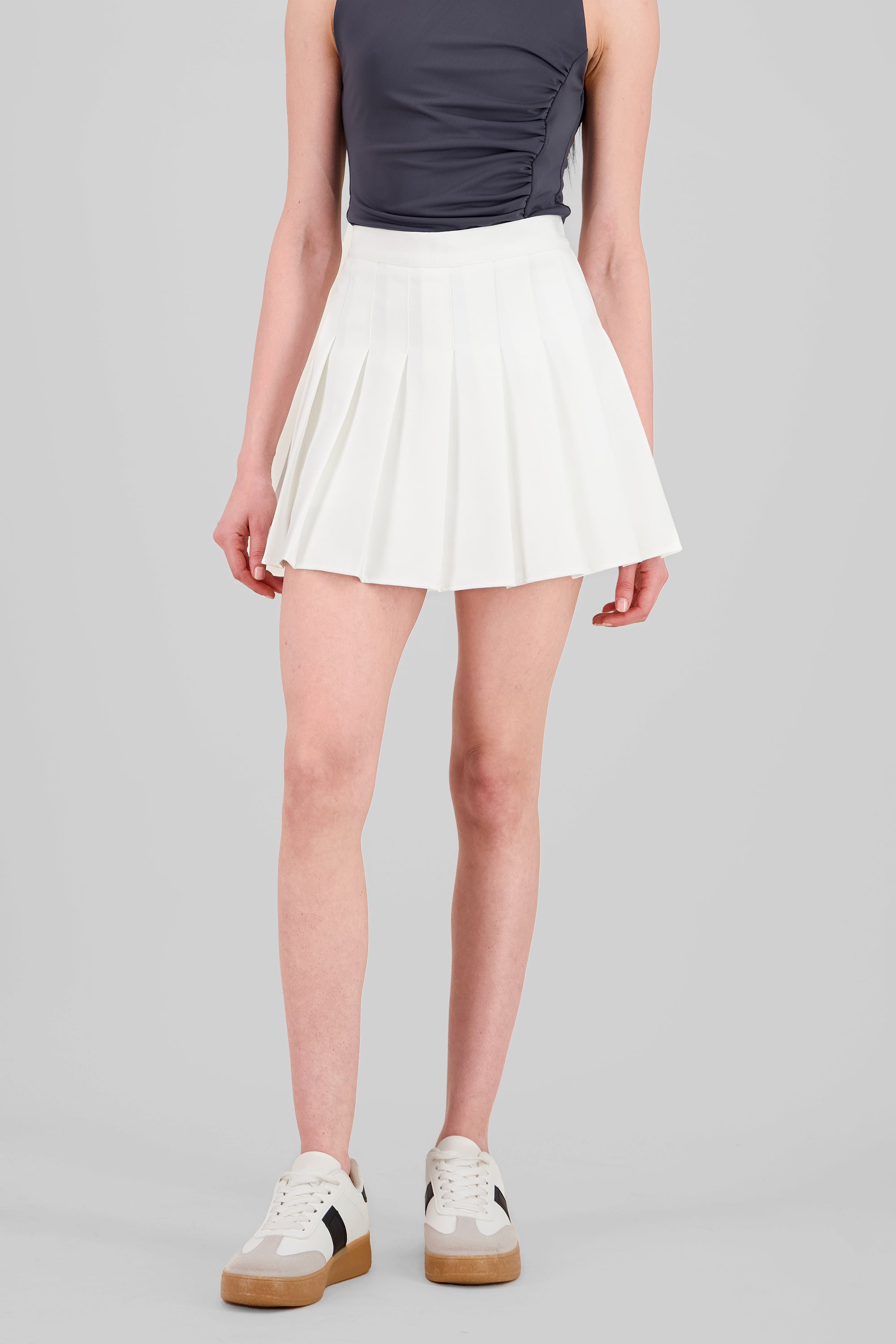 Mini falda tableada con short BLANCO