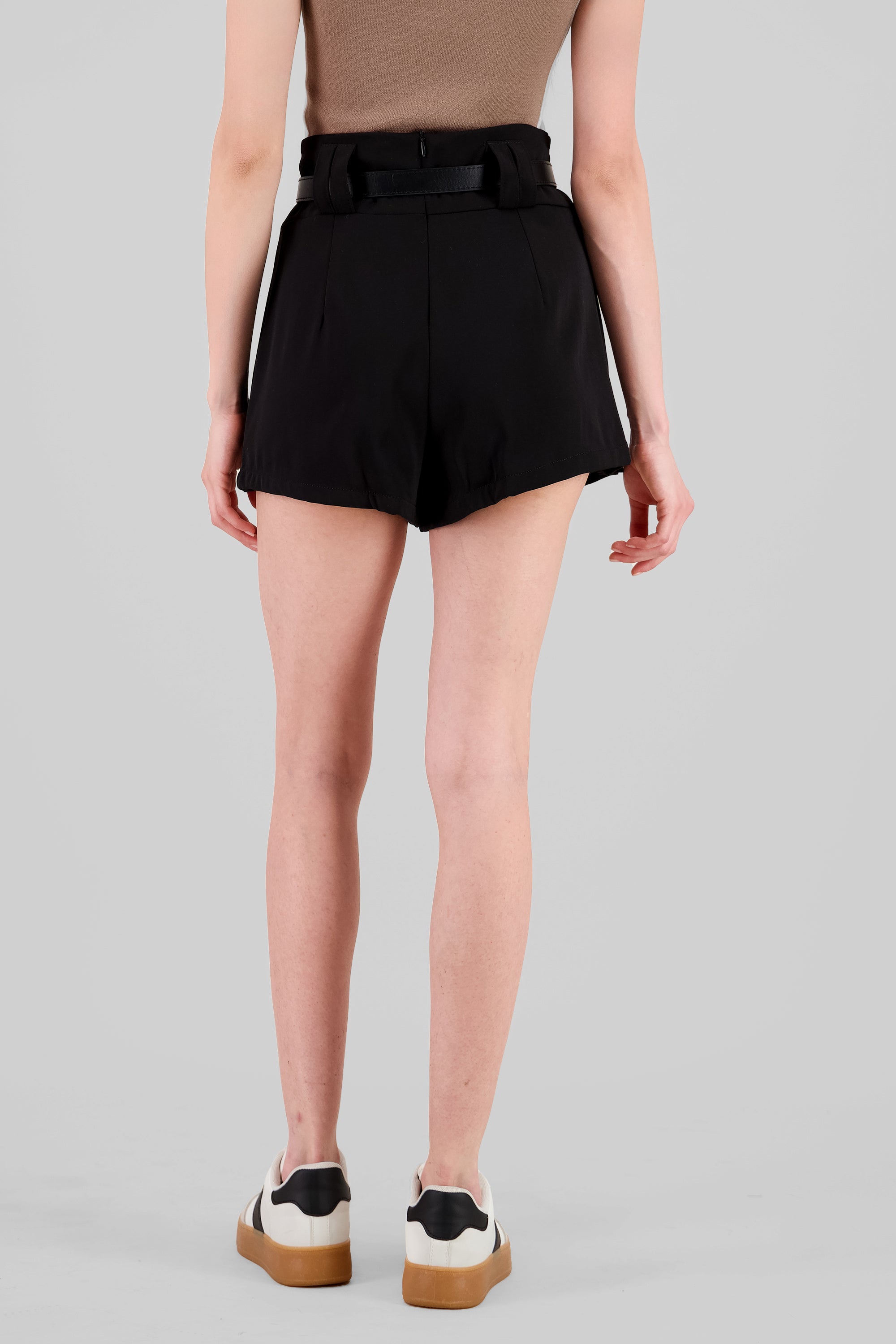 Mini falda tableada con short NEGRO