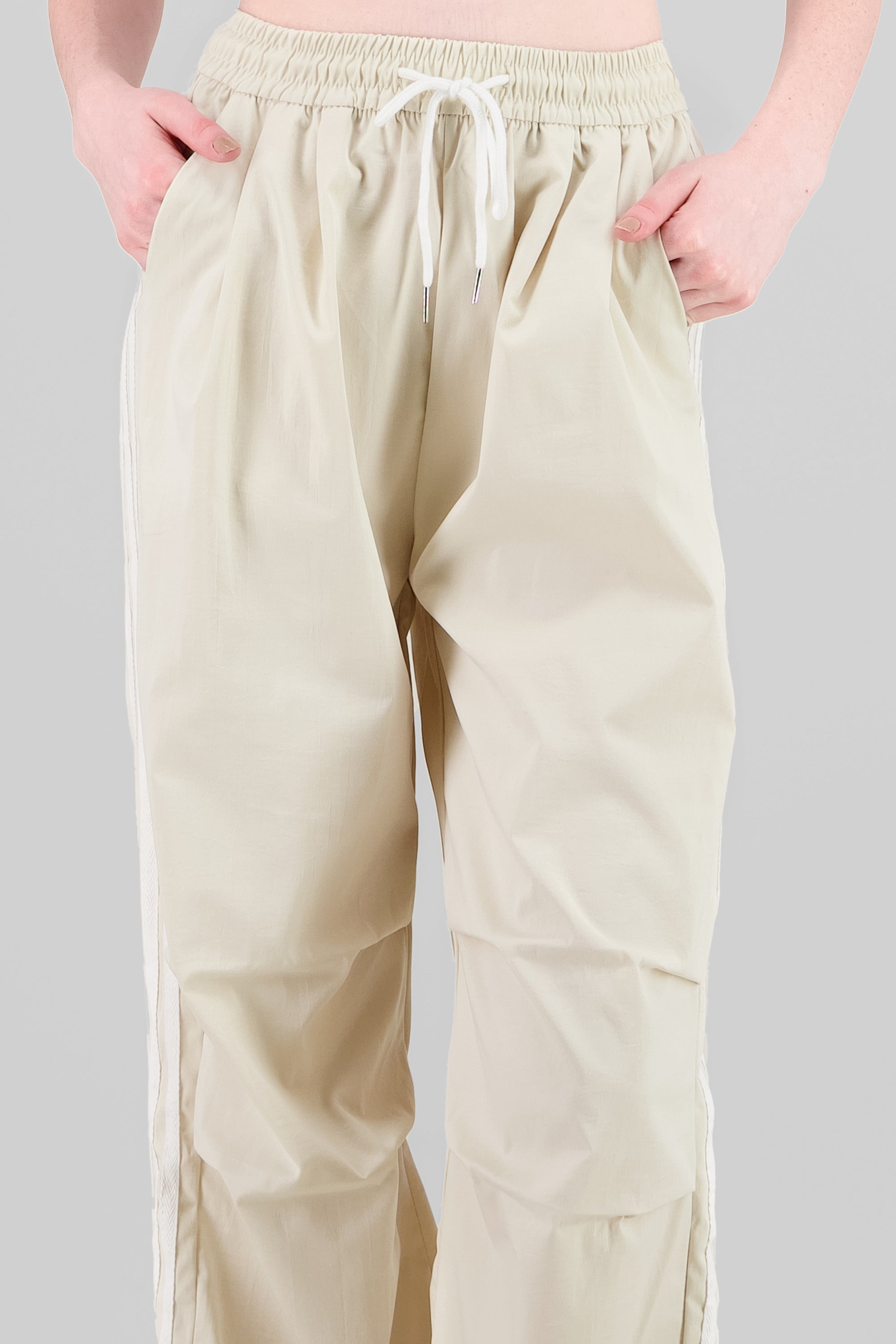 Pantalon parachute rayas HUESO