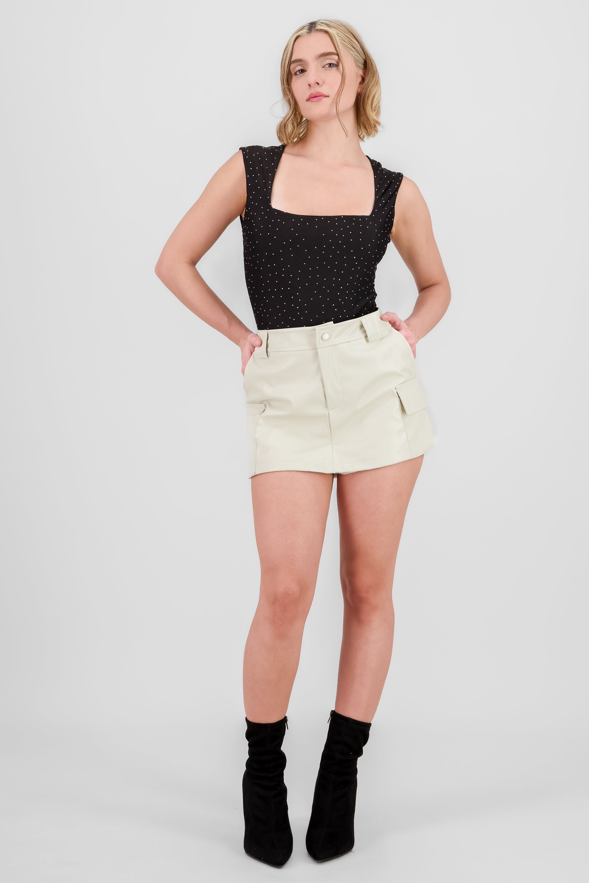 Falda short lisa PU CREMA