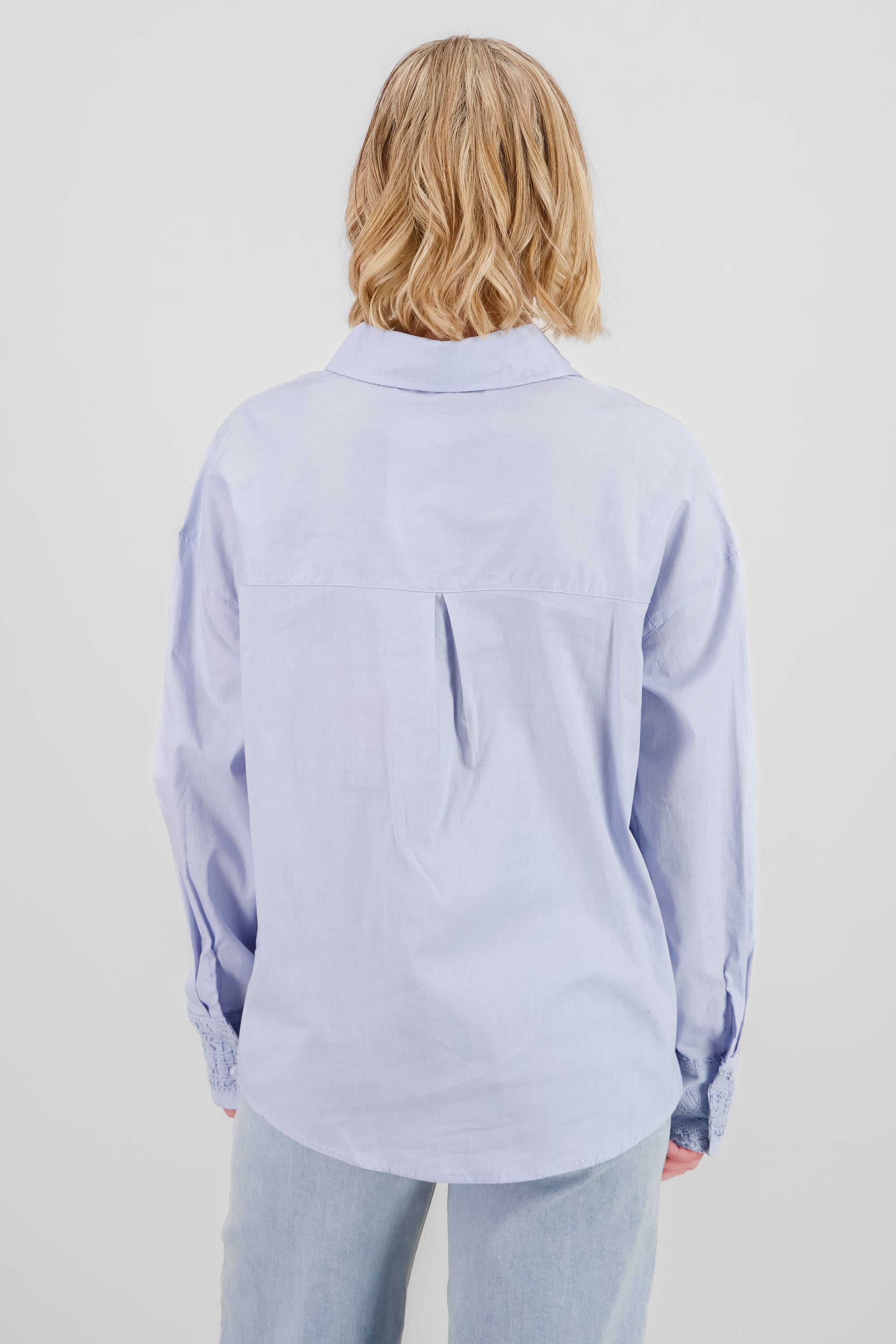 Camisa larga con detalle de bolsa bordado AZUL CIELO