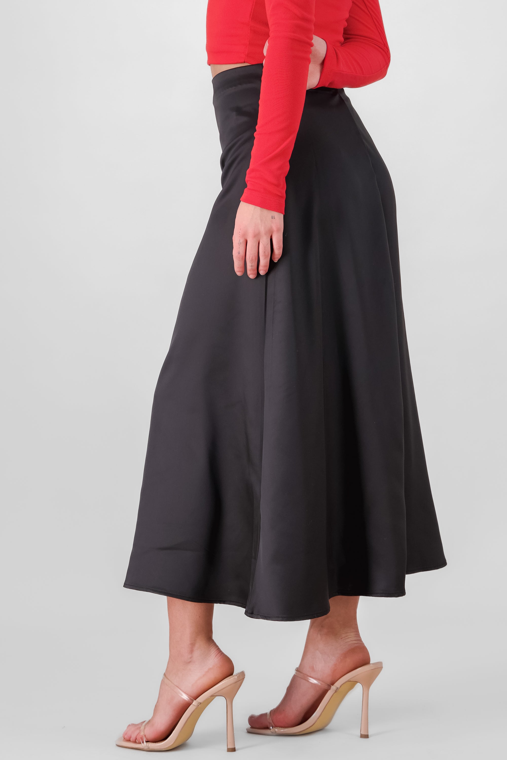 Falda satinada midi NEGRO