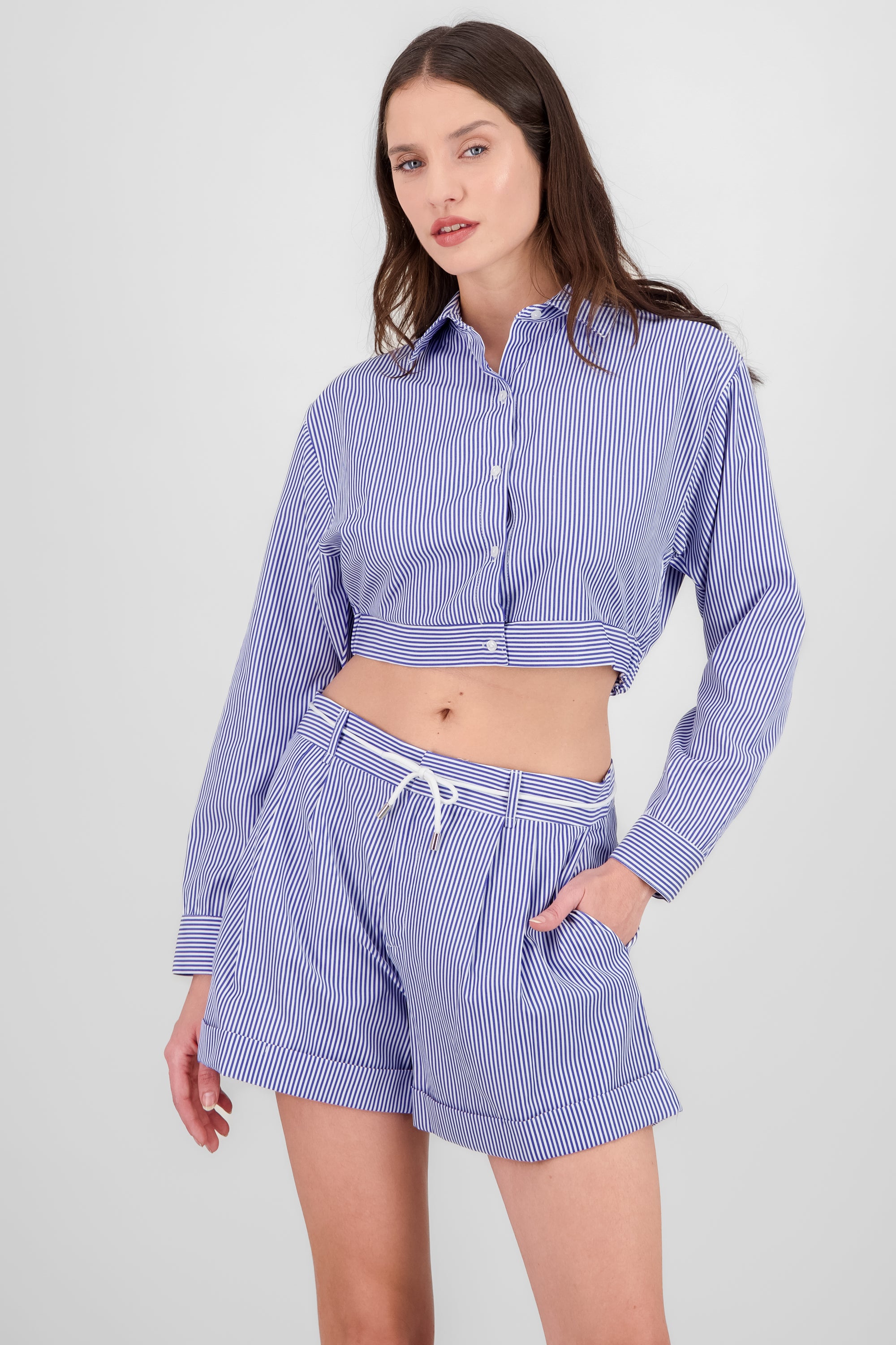 Camisa crop detalle resorte AZUL COMBO