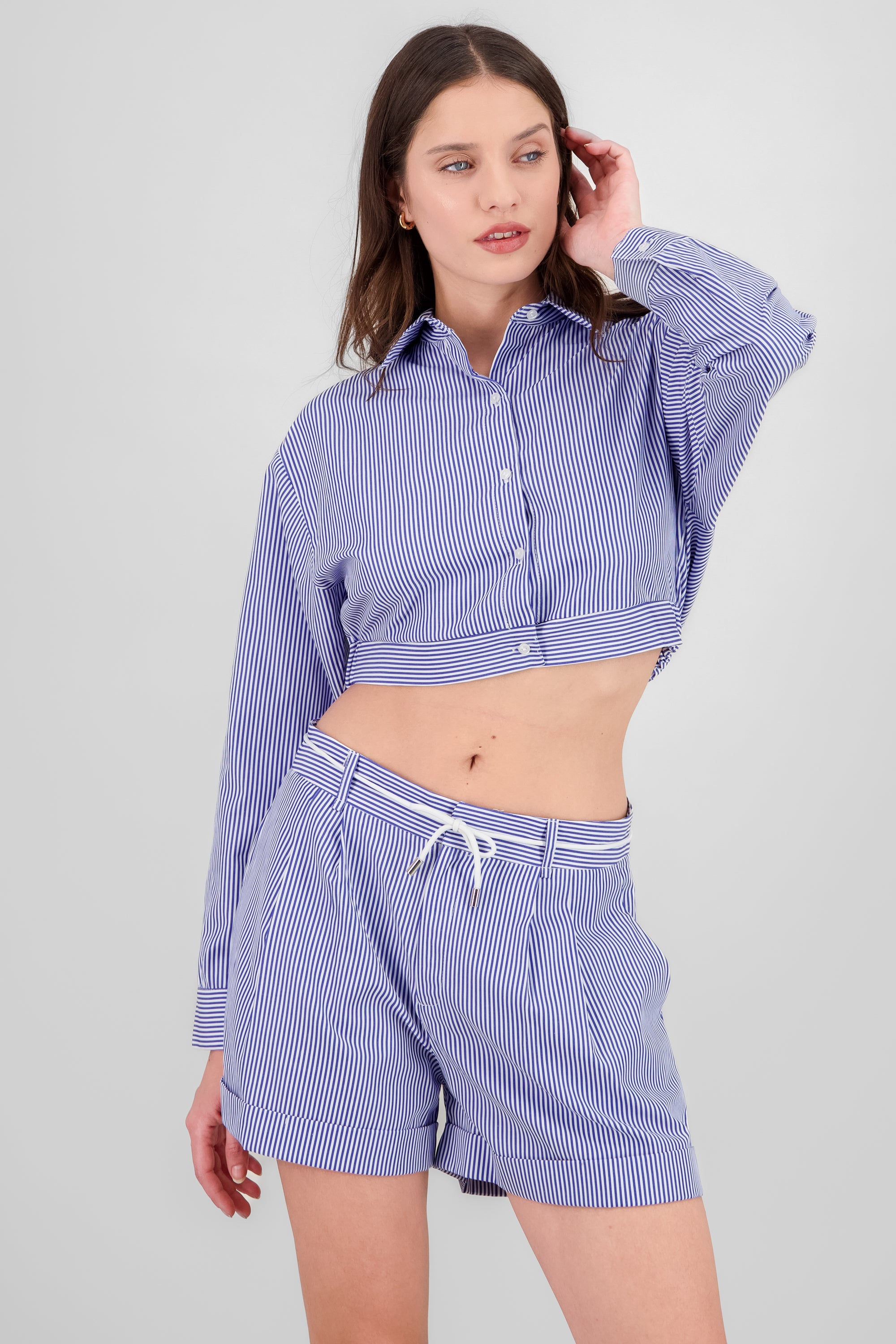 Camisa crop detalle resorte AZUL COMBO