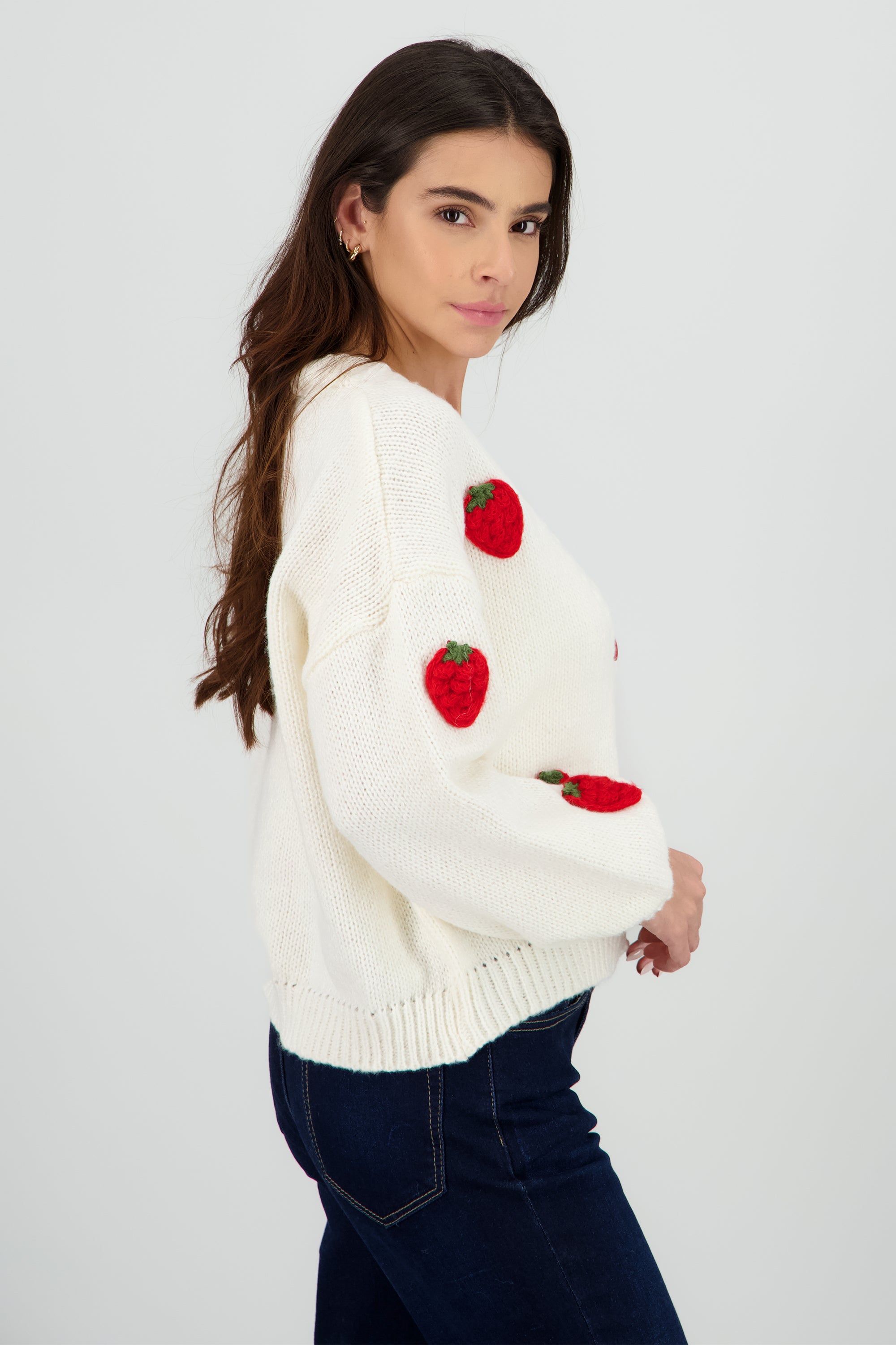 Sueter tejido con fresas 3D BLANCO