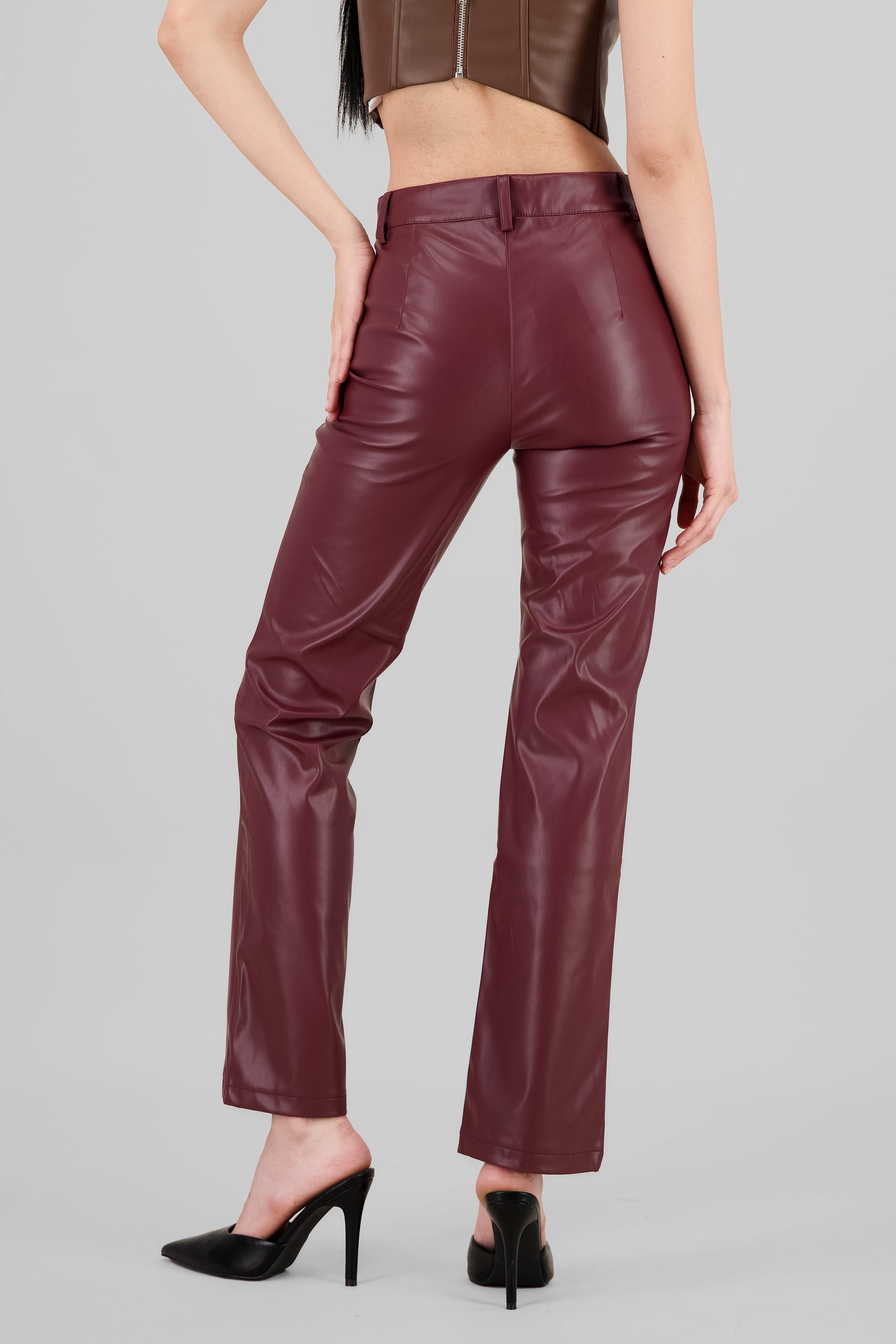 Pantalon straight efecto piel CIRUELA