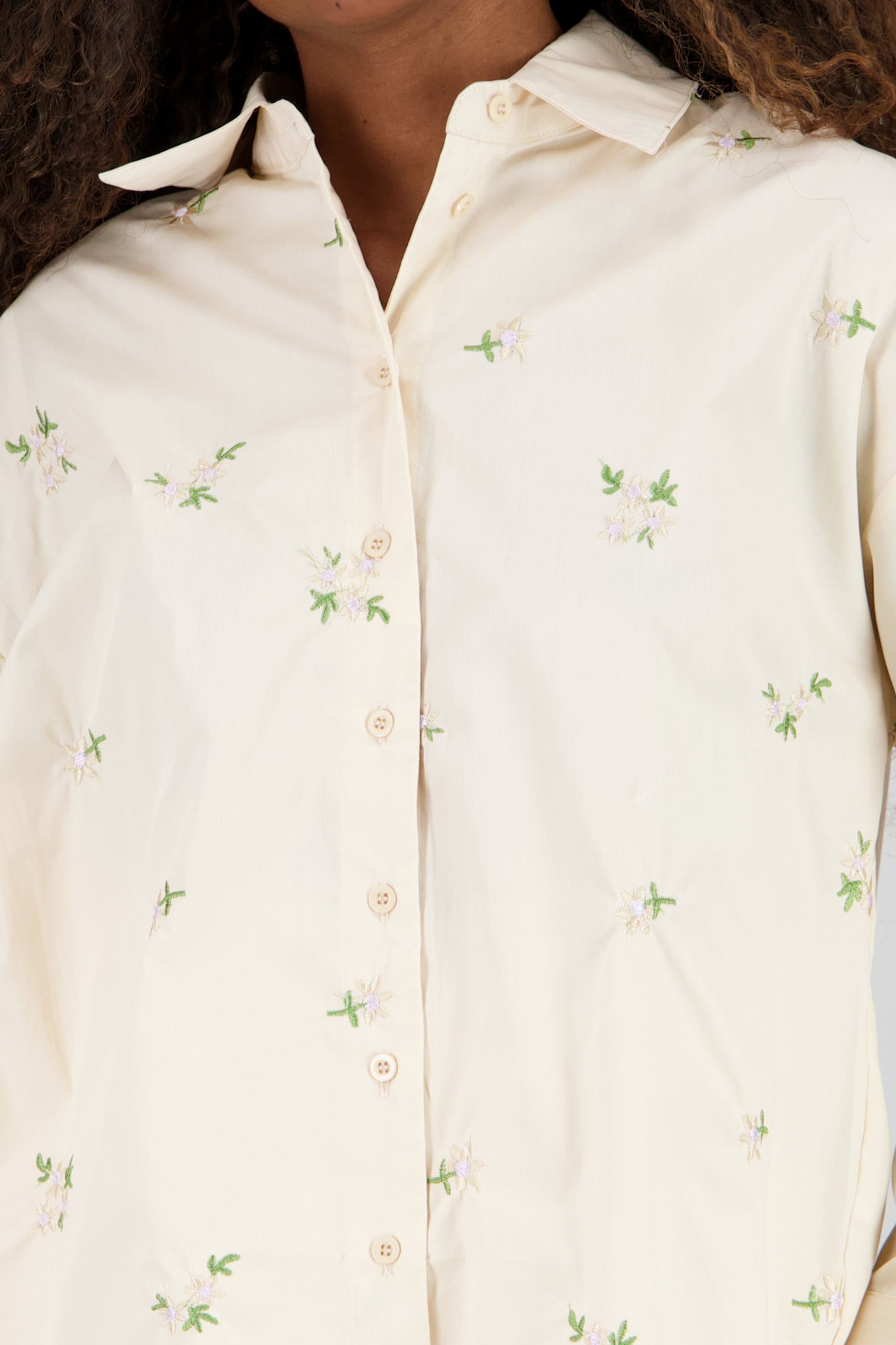 Camisa flores bordadas CREMA