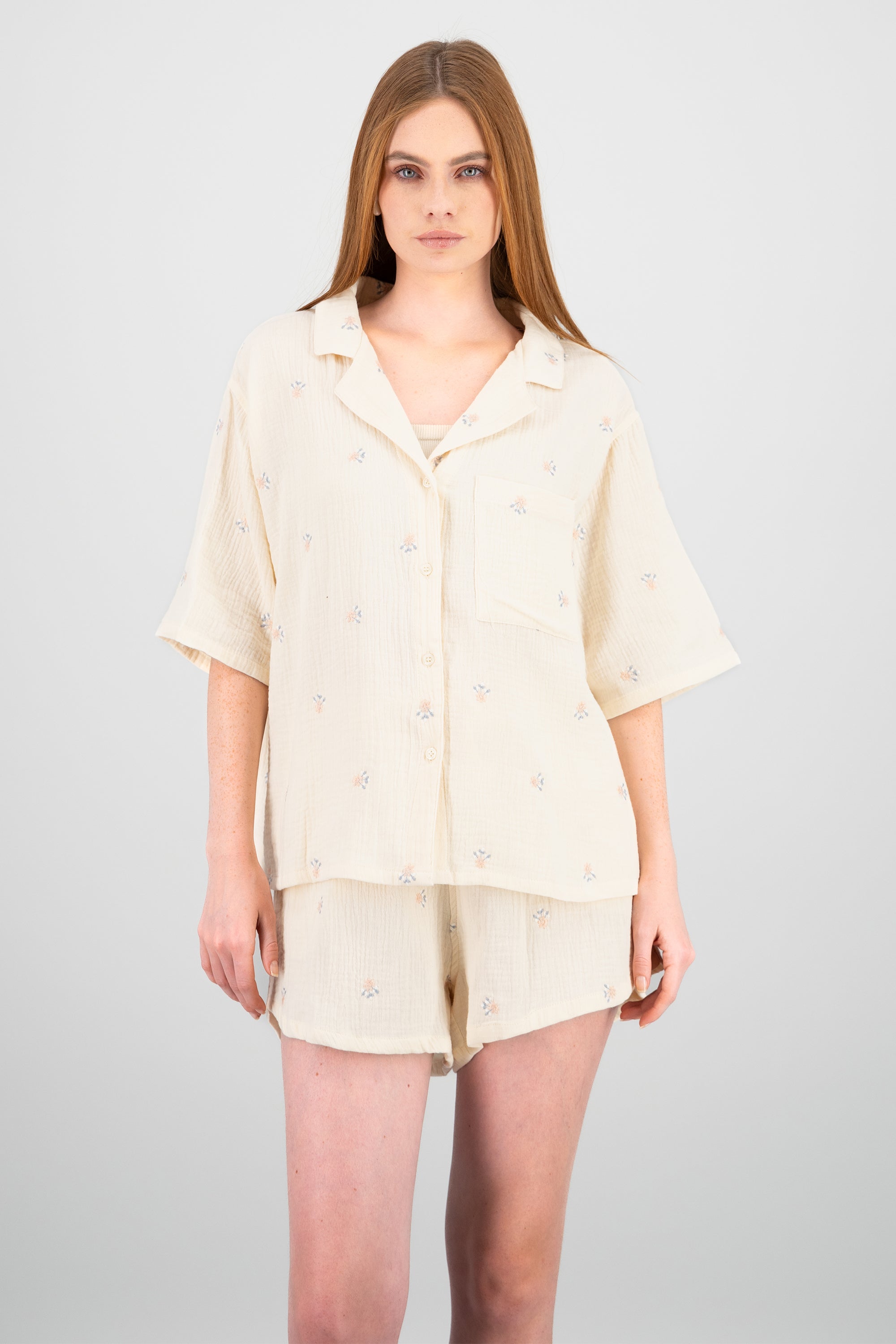 Camisa manga corta con flores bordadas BEIGE