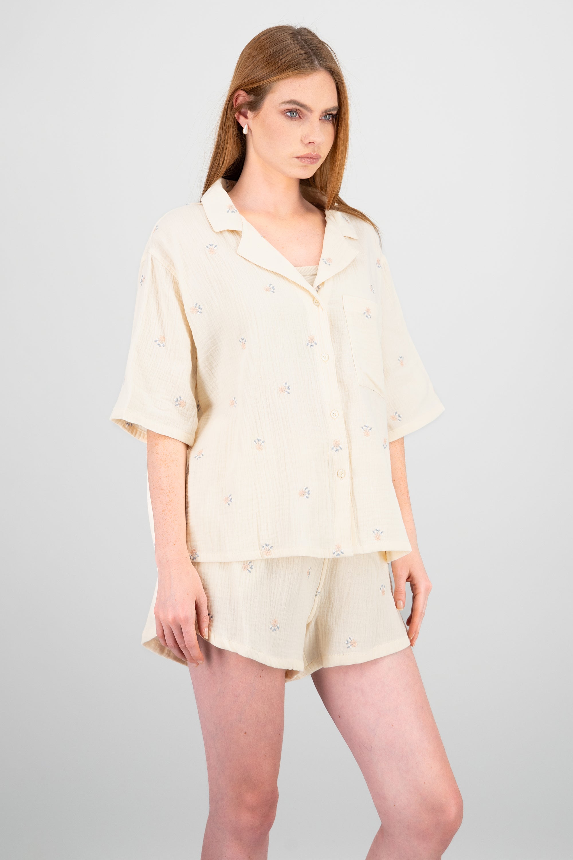 Camisa manga corta con flores bordadas BEIGE