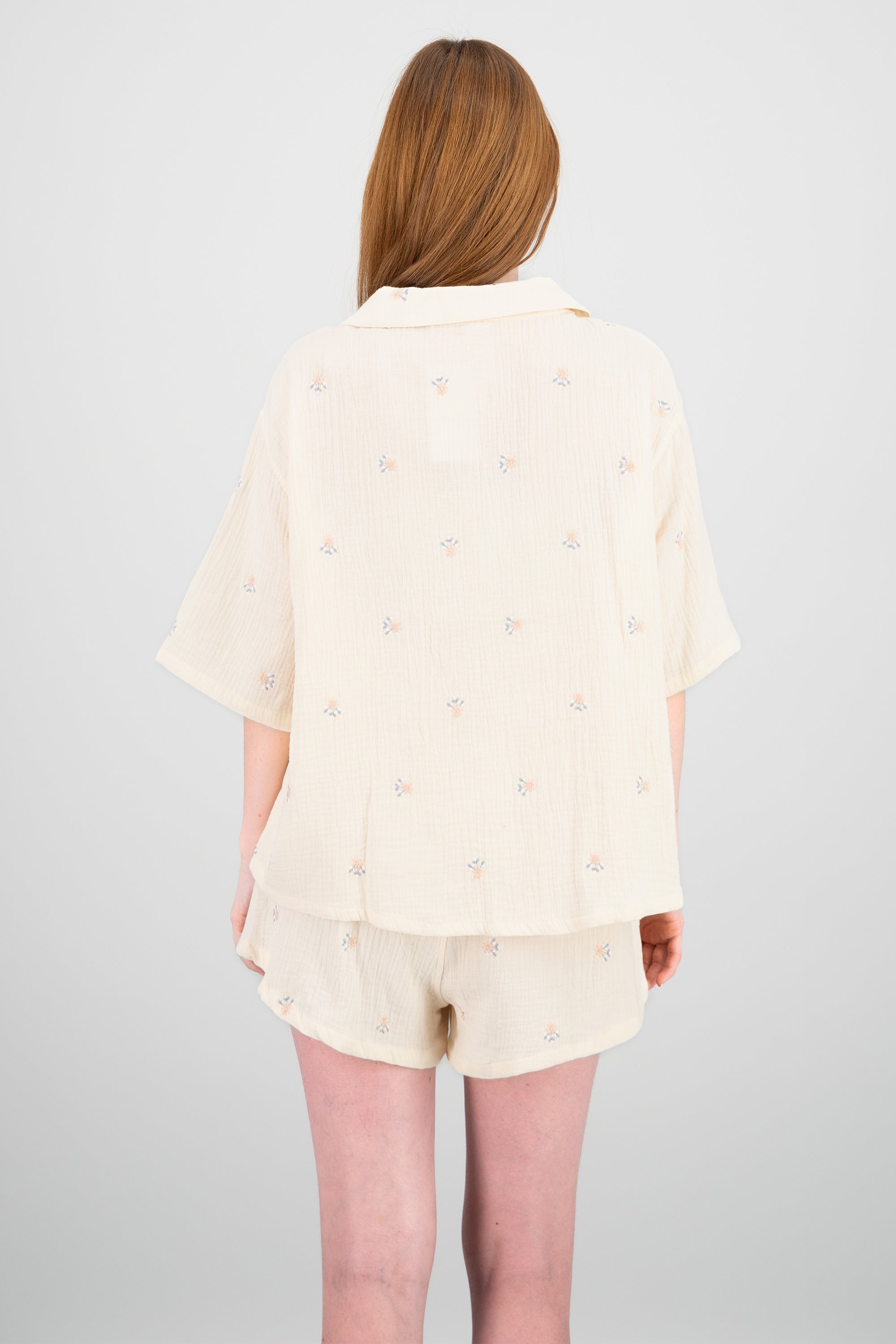 Camisa manga corta con flores bordadas BEIGE