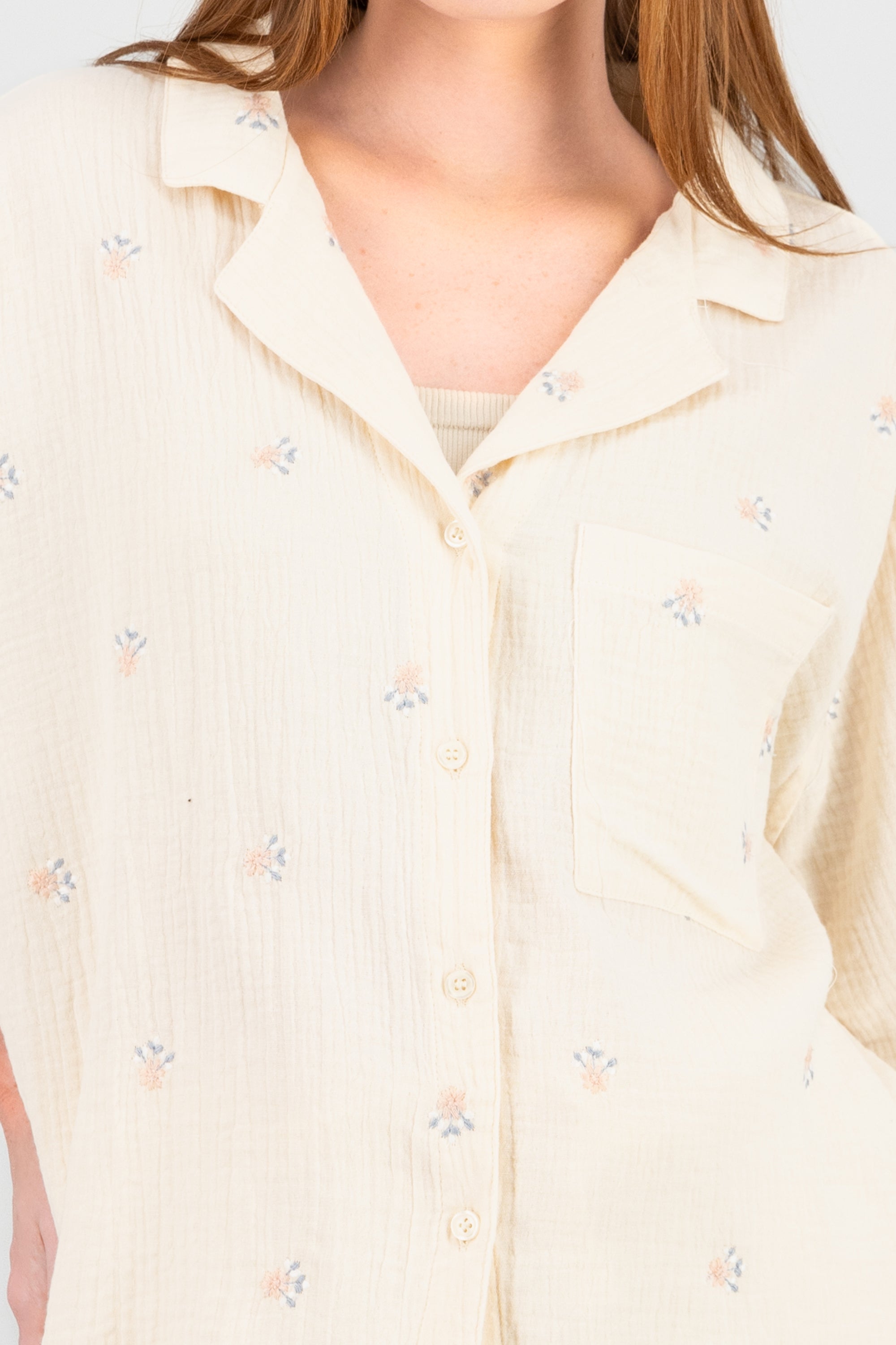 Camisa manga corta con flores bordadas BEIGE