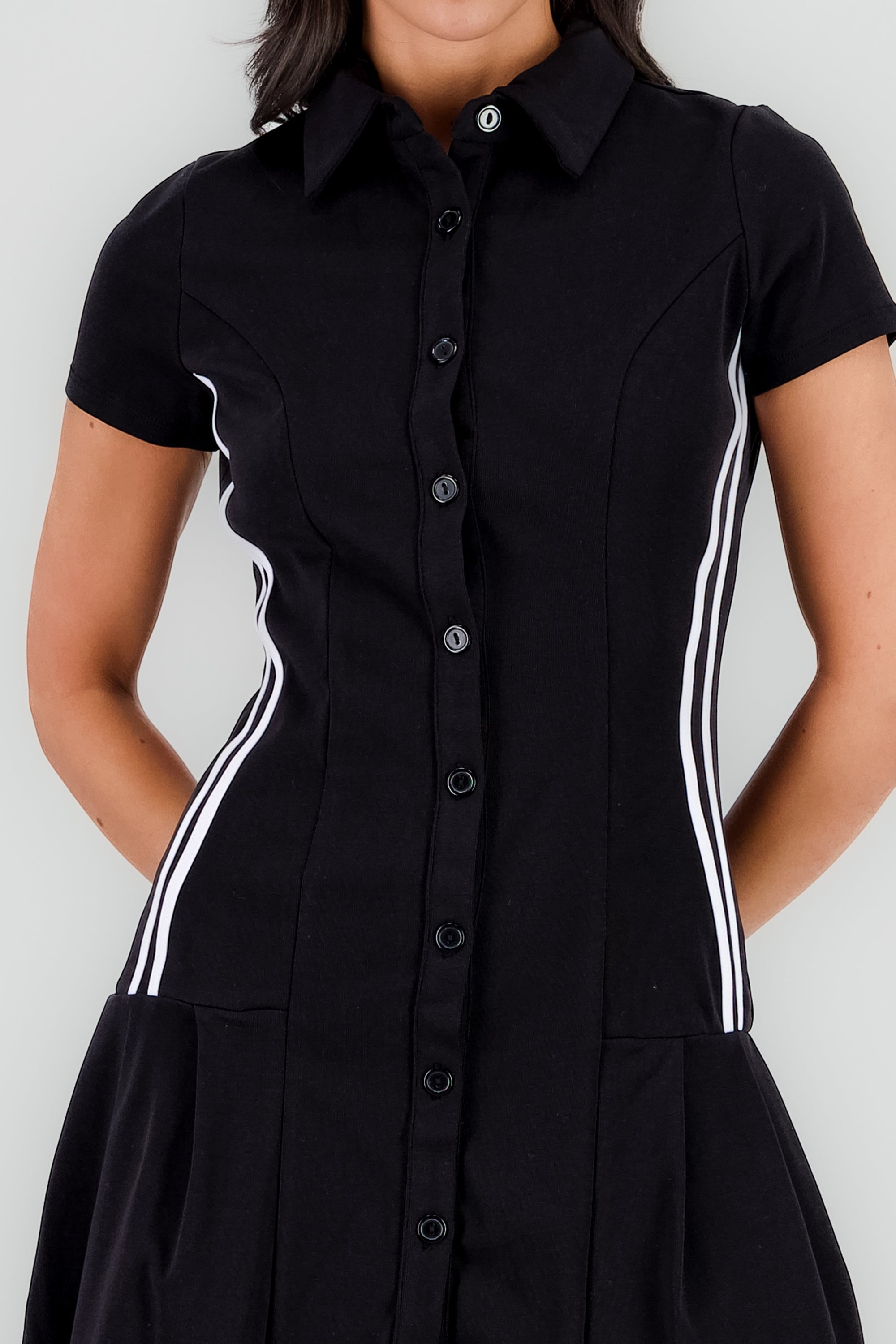 Vestido mini falda tableada cuello polo NEGRO COMBO