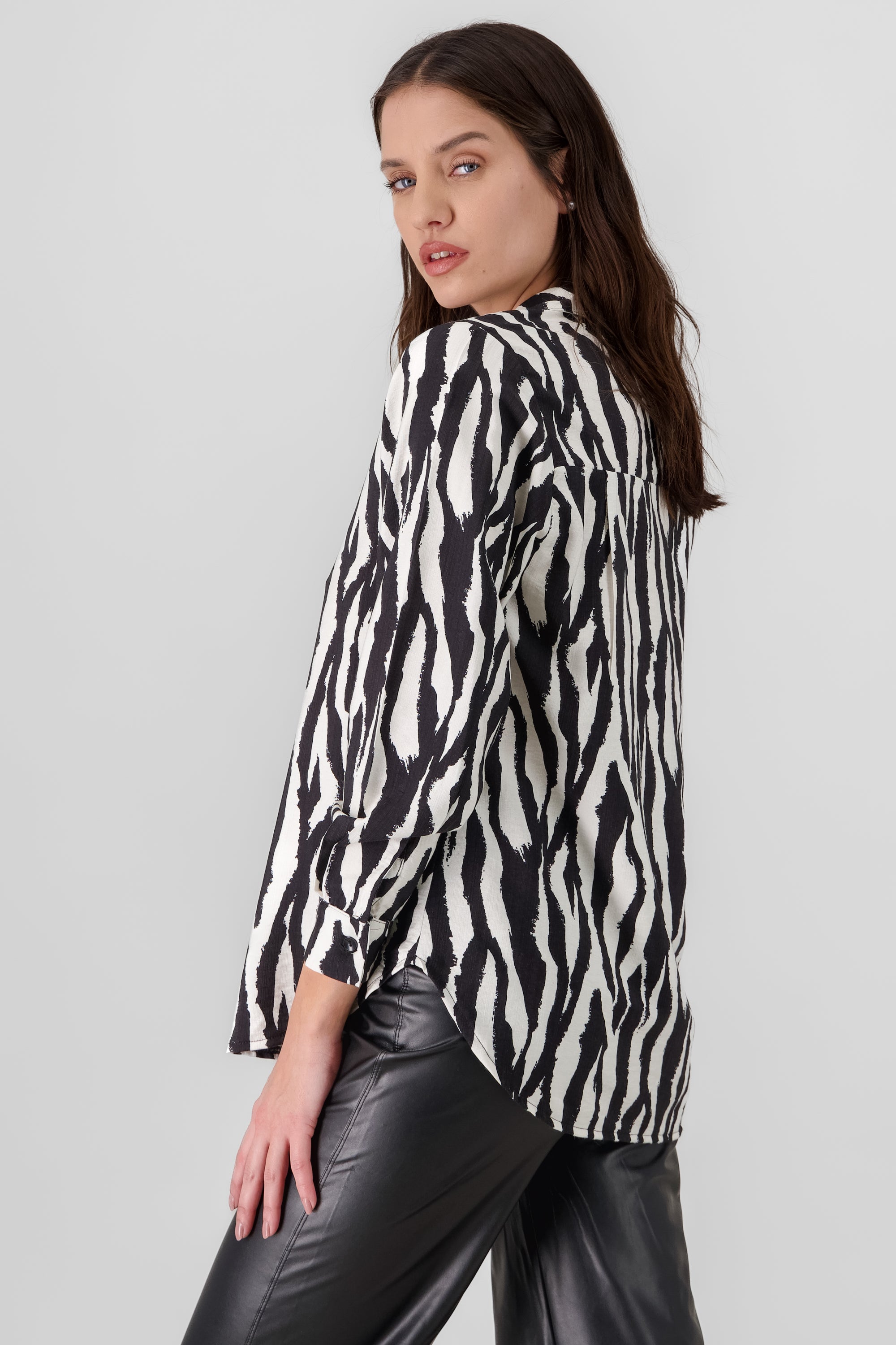 Camisa oversized animal print NEGRO COMBO