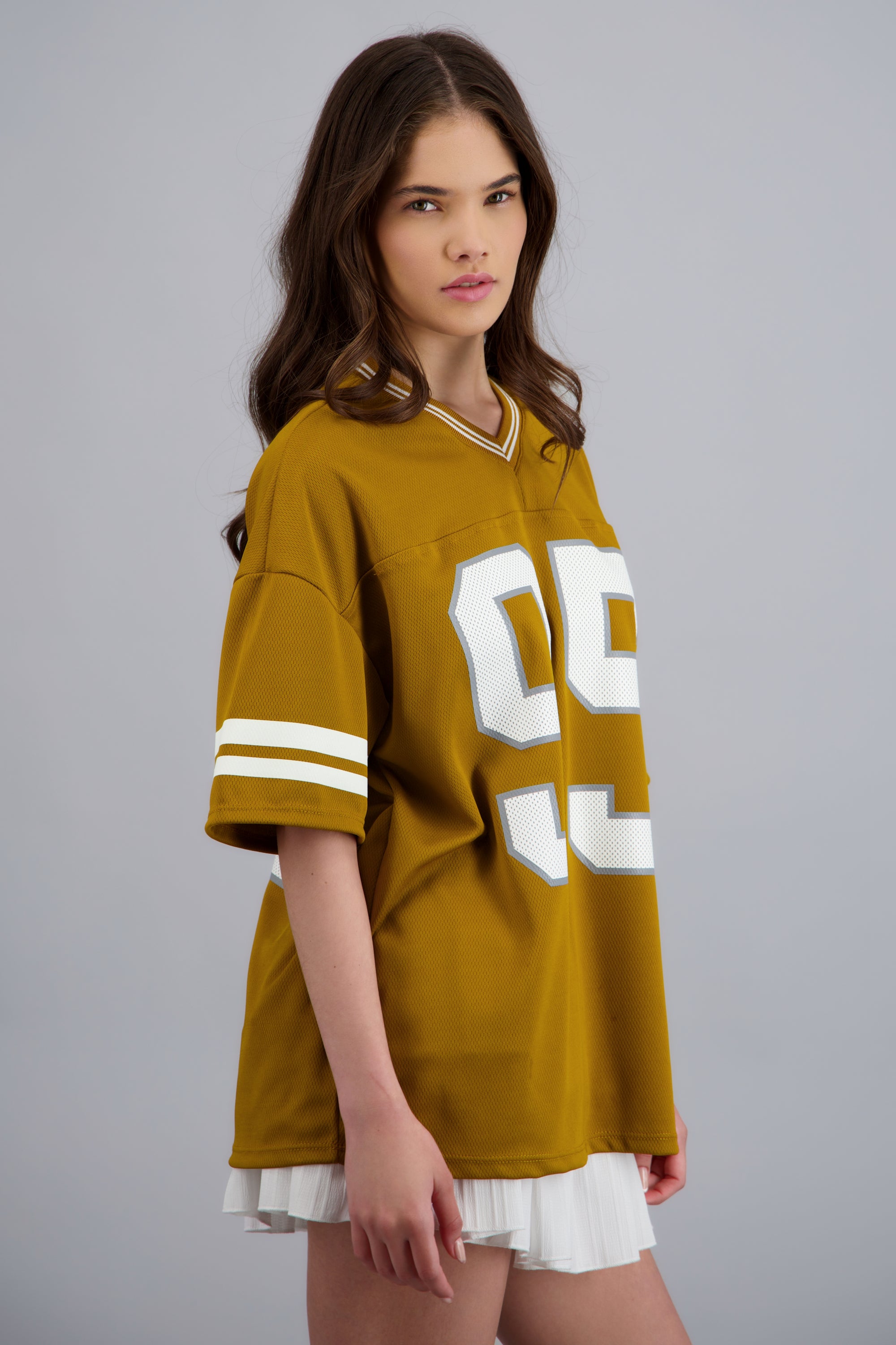 Playera deportiva estampado numeros MOSTAZA