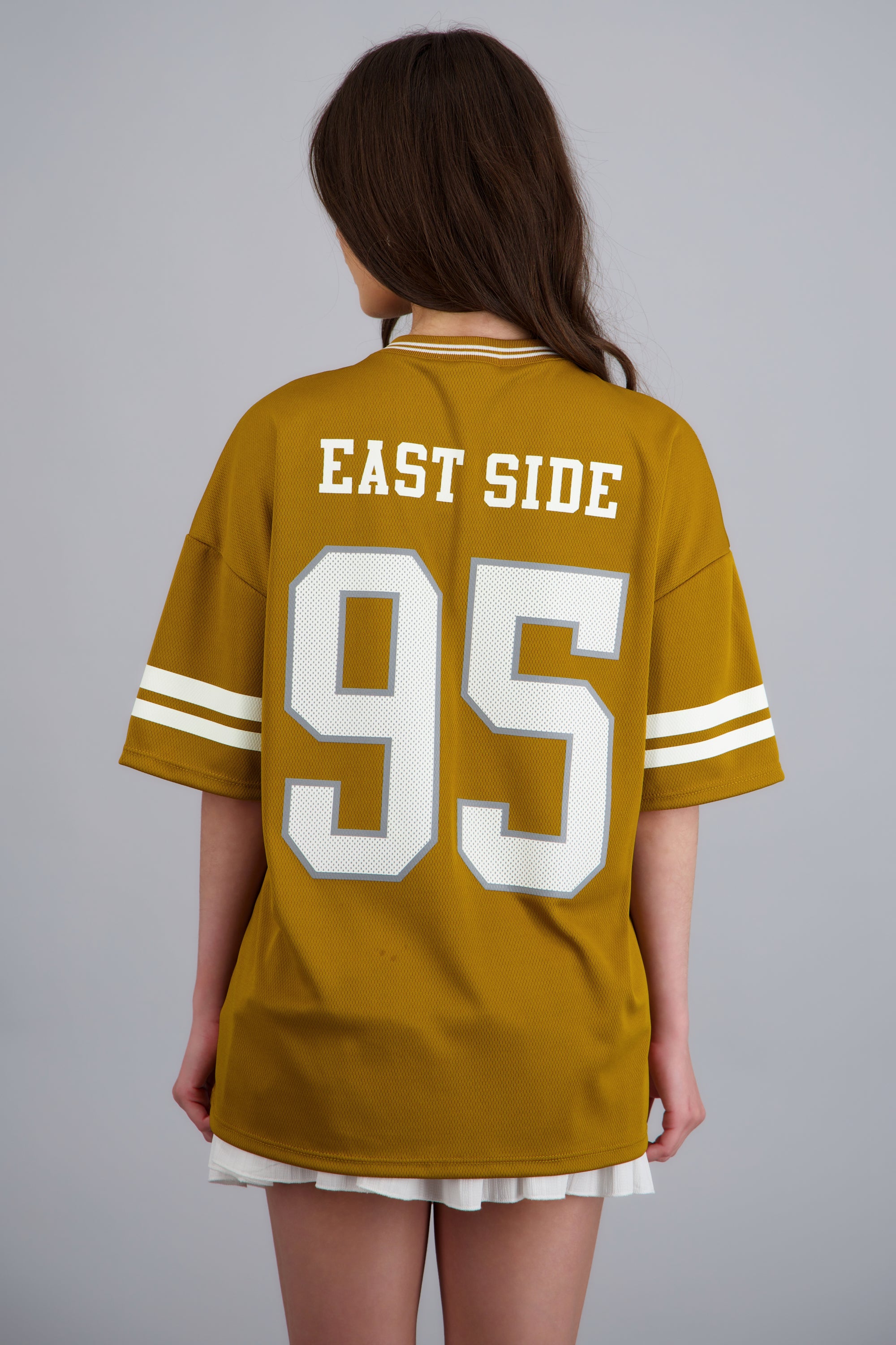 Playera deportiva estampado numeros MOSTAZA