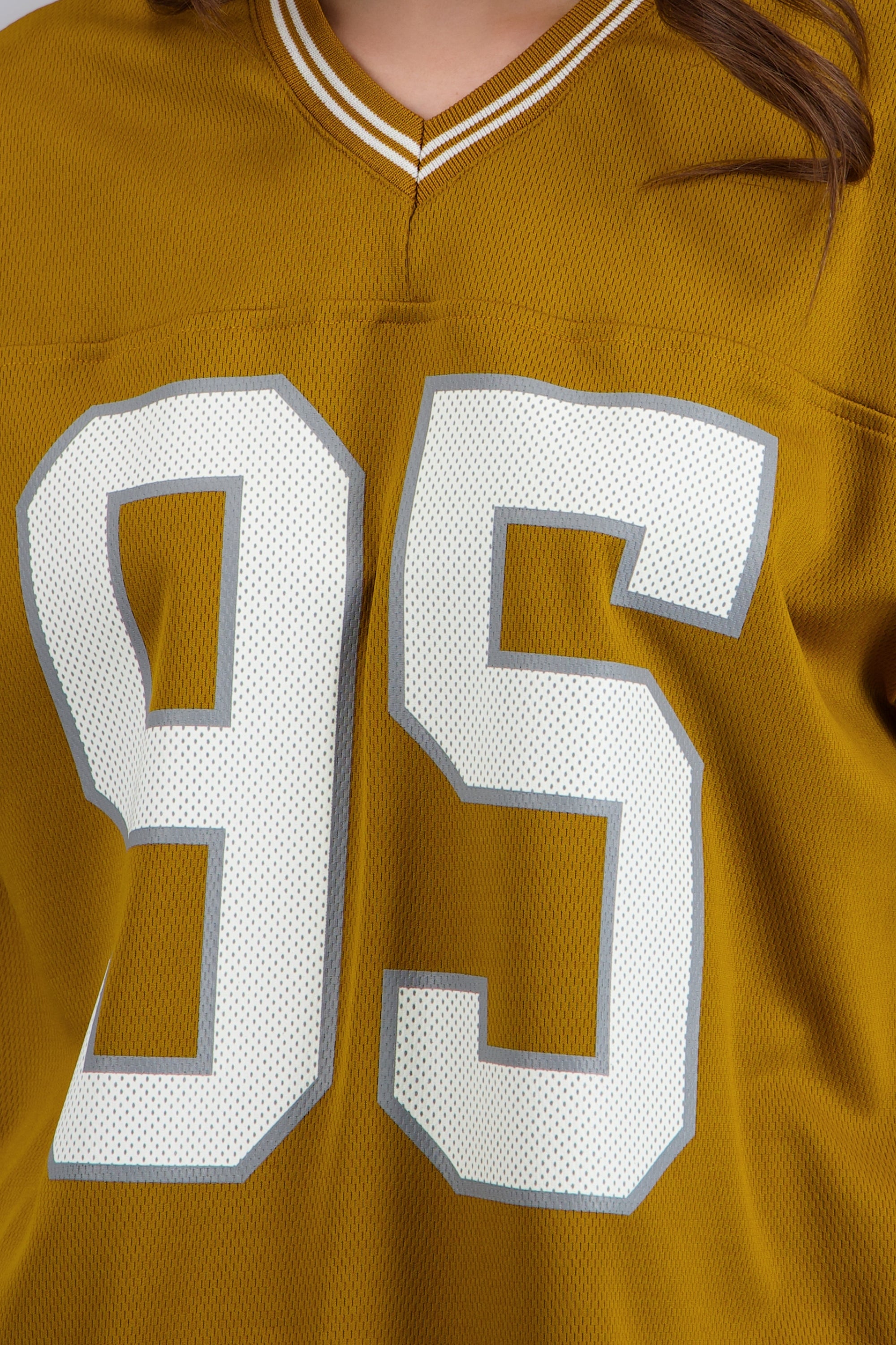 Playera deportiva estampado numeros MOSTAZA